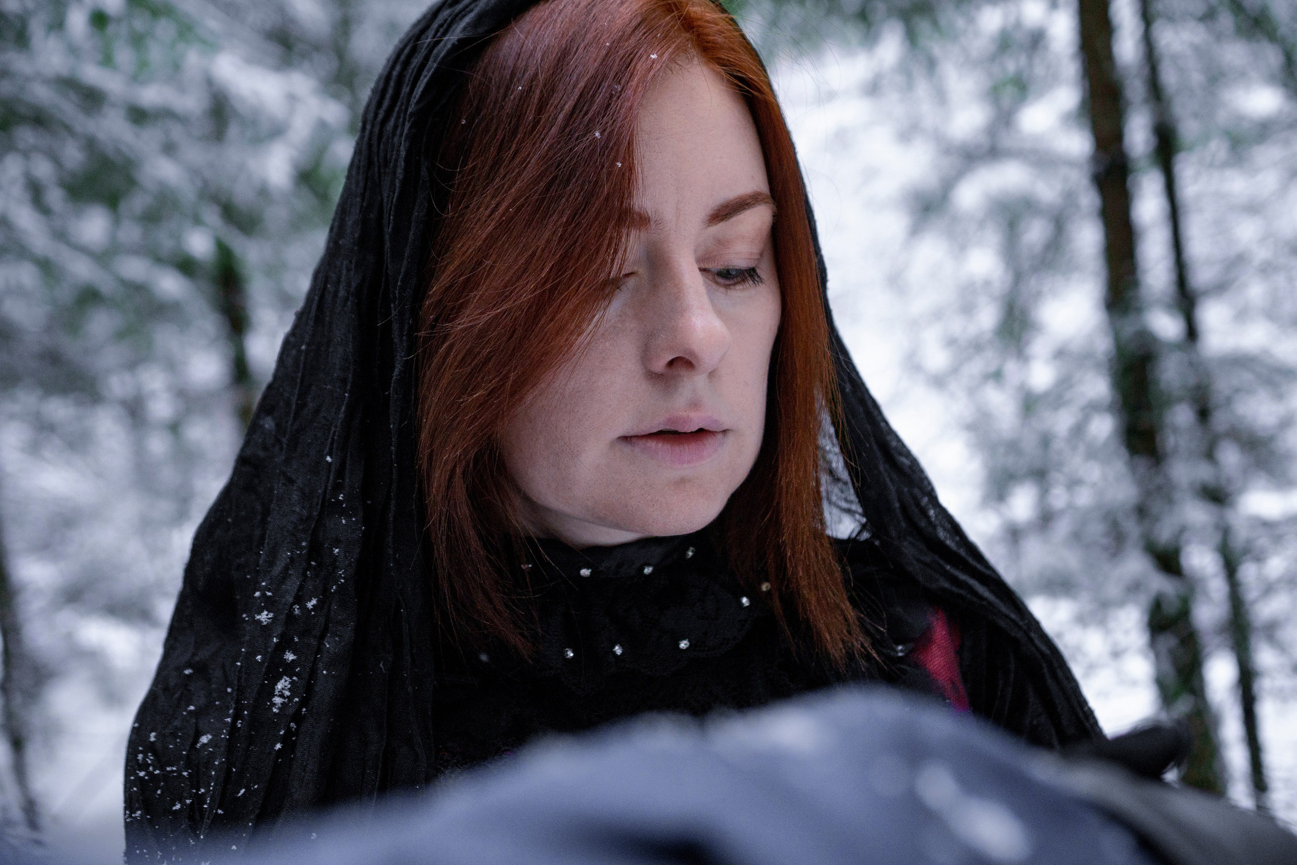 Зимняя жанровая женская фотосессия. Фотограф Максим Ерёмин