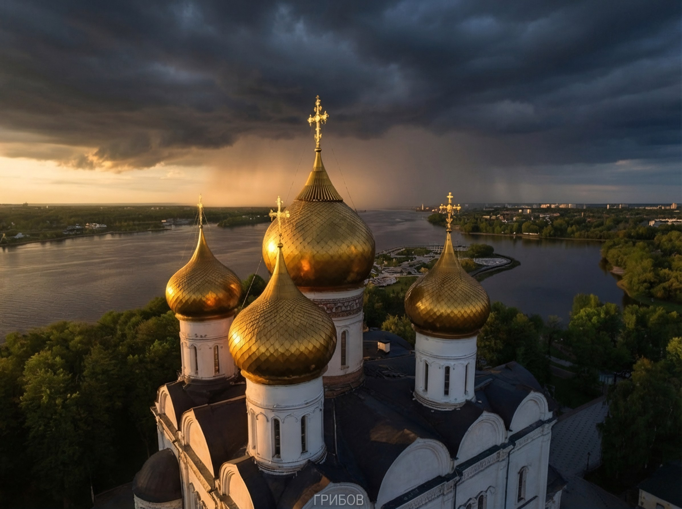 Успенский собор Стрелка, гроза Ярославль, серое небо, тучи, Стрелка, Волга и Которосль, набережная, аэросъёмка Ярославль