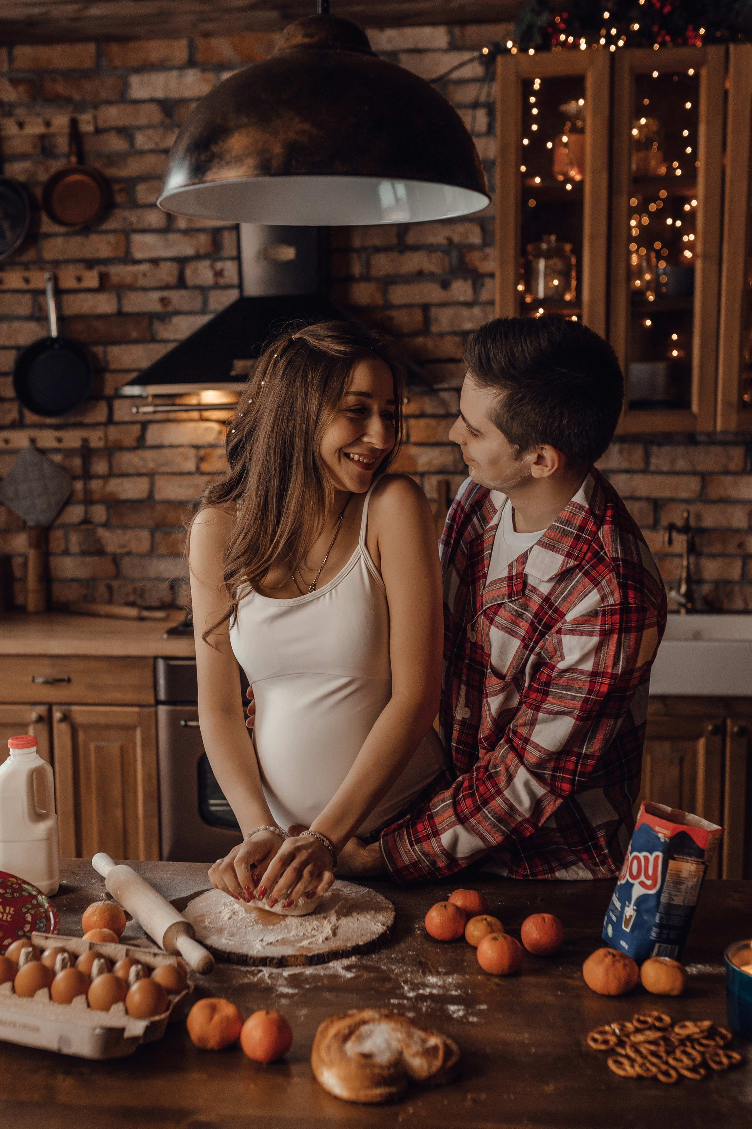 новогодняя фотосессия на кухне с мукой и тестом в студии мимика шале