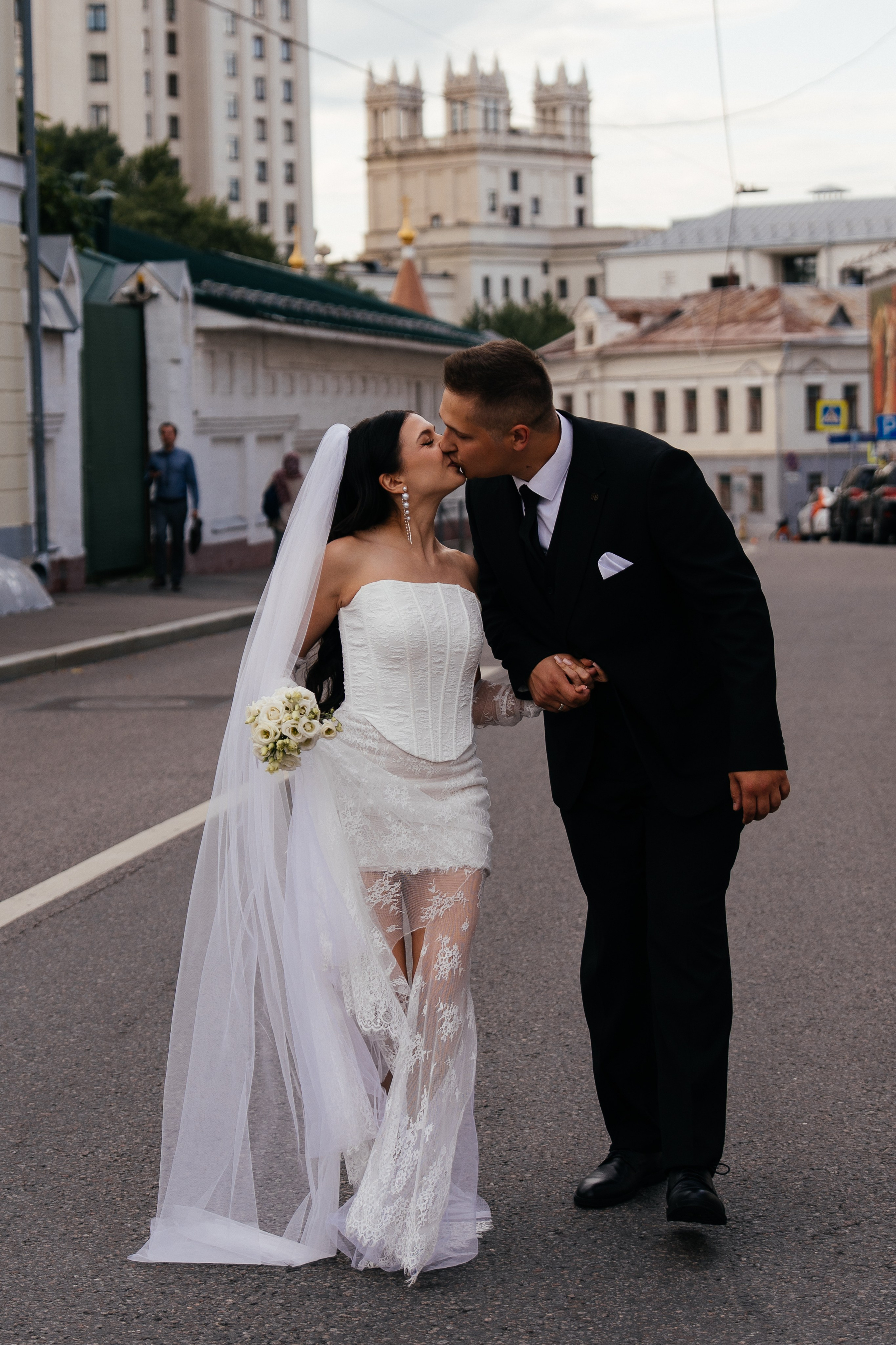 Свадебная фотосессия в Москве у высотки на Котельнической набережной. Свадебный фотограф в Москве Анна Полушина