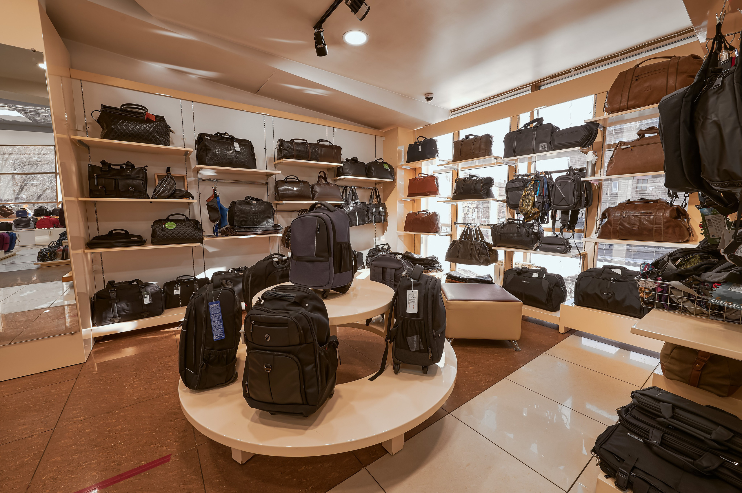 Портфолио по интерьерной и экстерьерной фотосъёмки: Мир Сумок — Правый берег. Фотограф Яковлев Роман — Красноярск