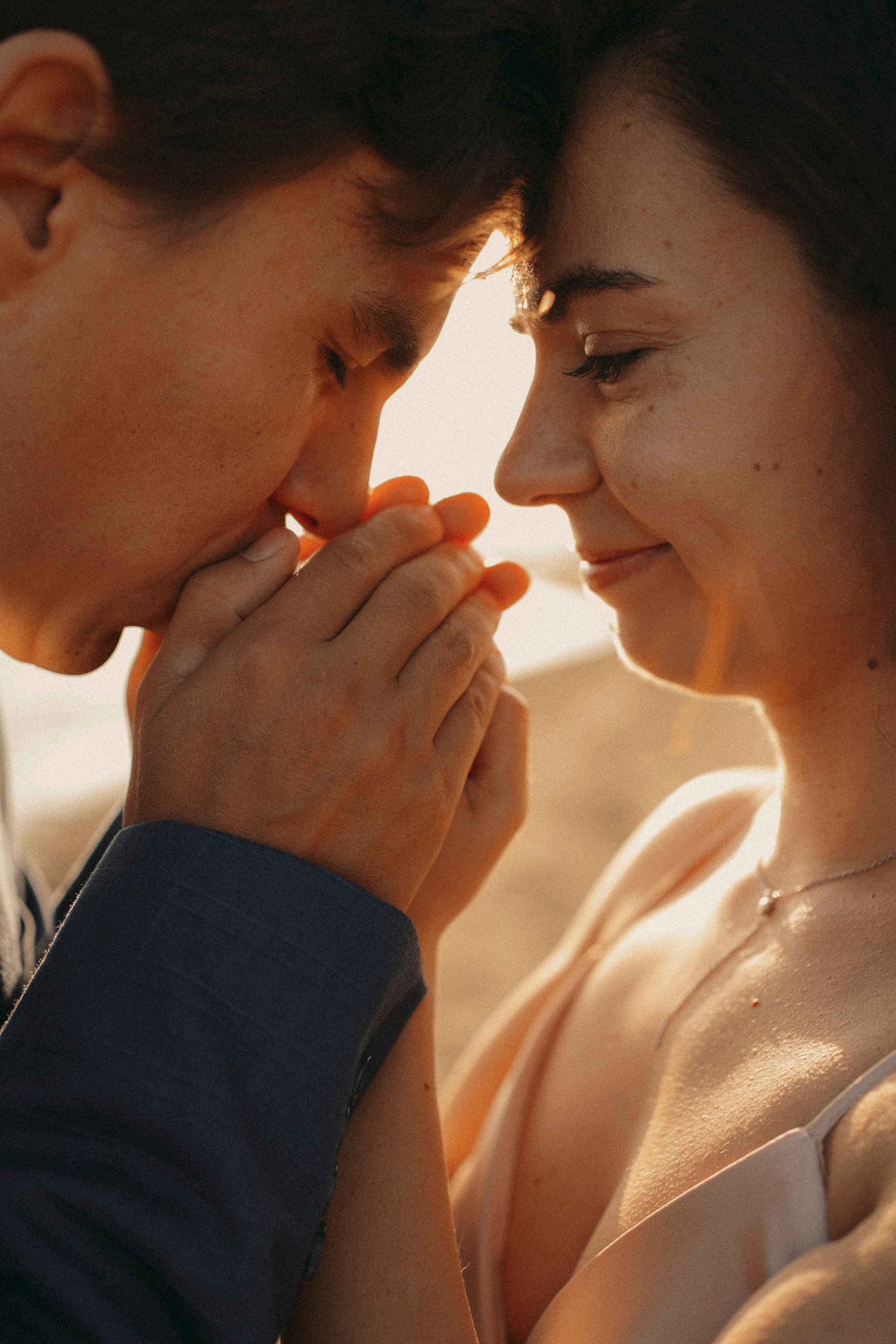 Love Story в свадебных нарядах на берегу реки. Портретный фотограф в Казани, Красной Поляне и Сочи Анна Кузнецова