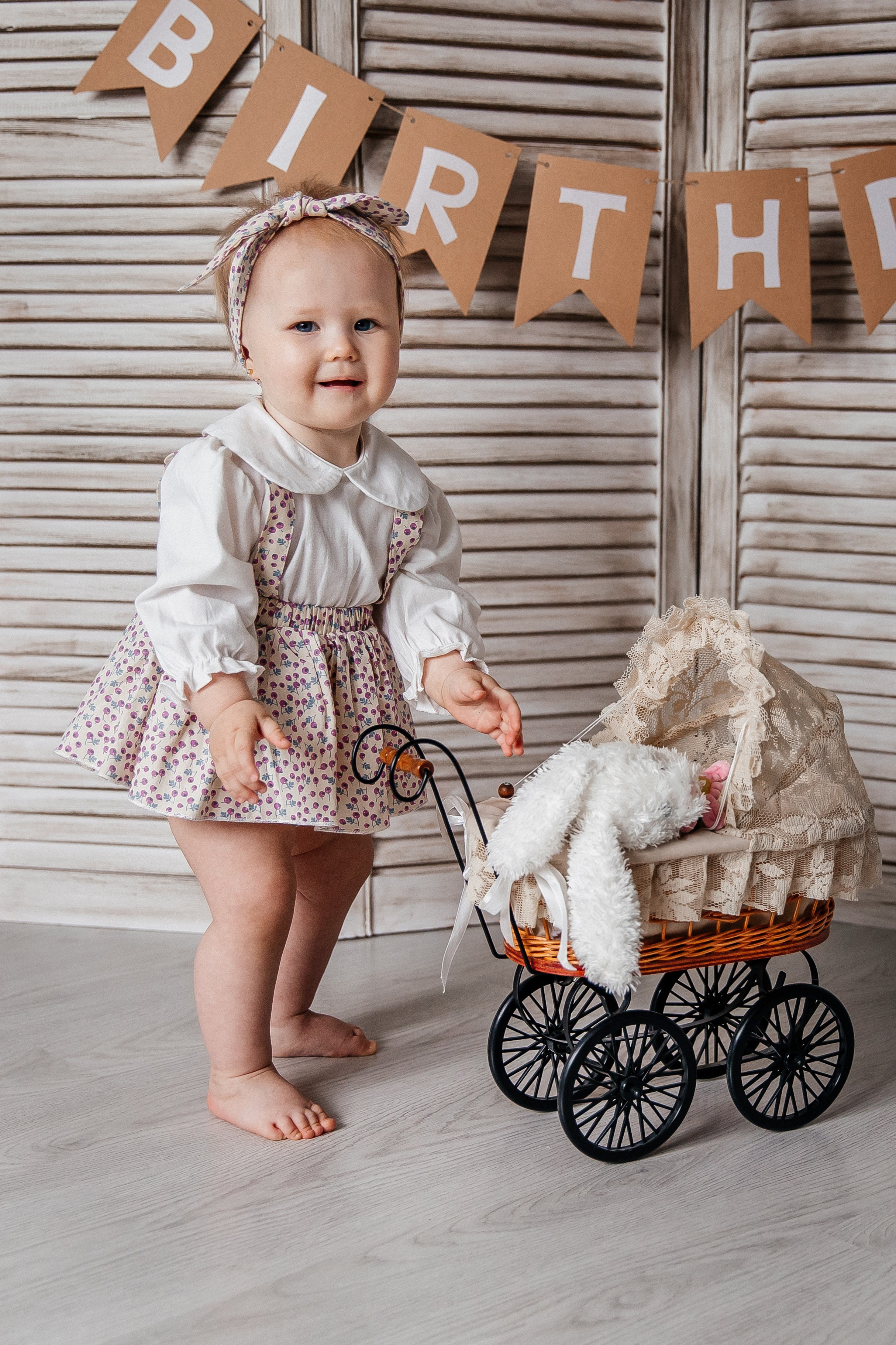 Минимализм (единичка, буквы-кубики, отдельный реквизит на фоне). Детский фотограф, выпускные альбомы в Нижнем Новгороде Бодягина Мария