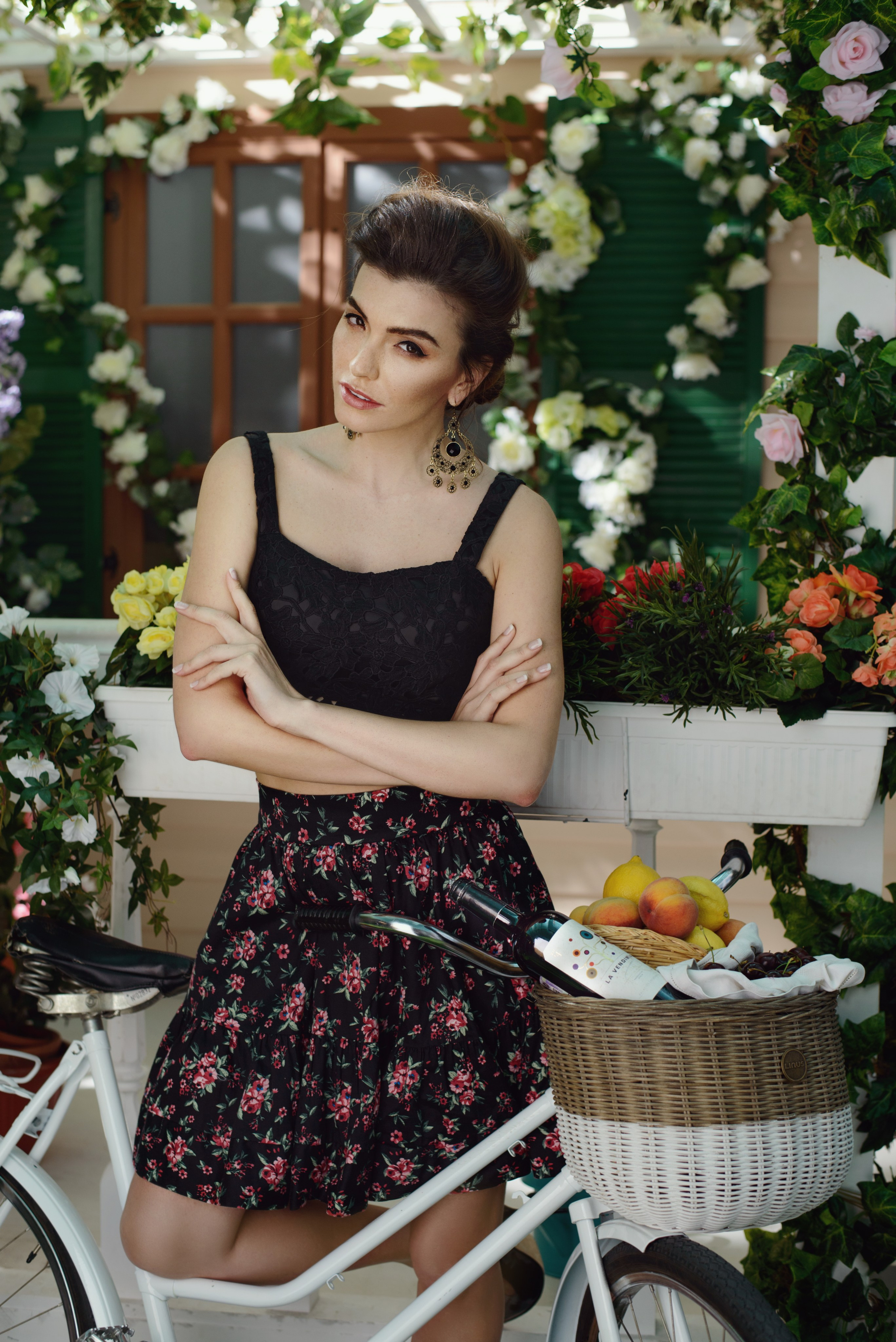 Фото как в рекламе DG девушки на фоне зелени летом с корзиной с продуктами и велосипедом