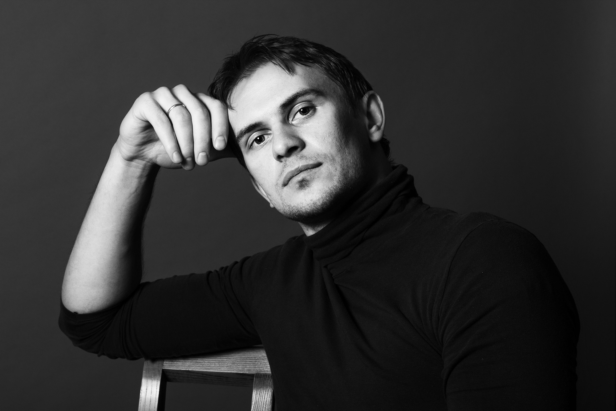 парень в черном джемпере раздумывает над смыслом жизни