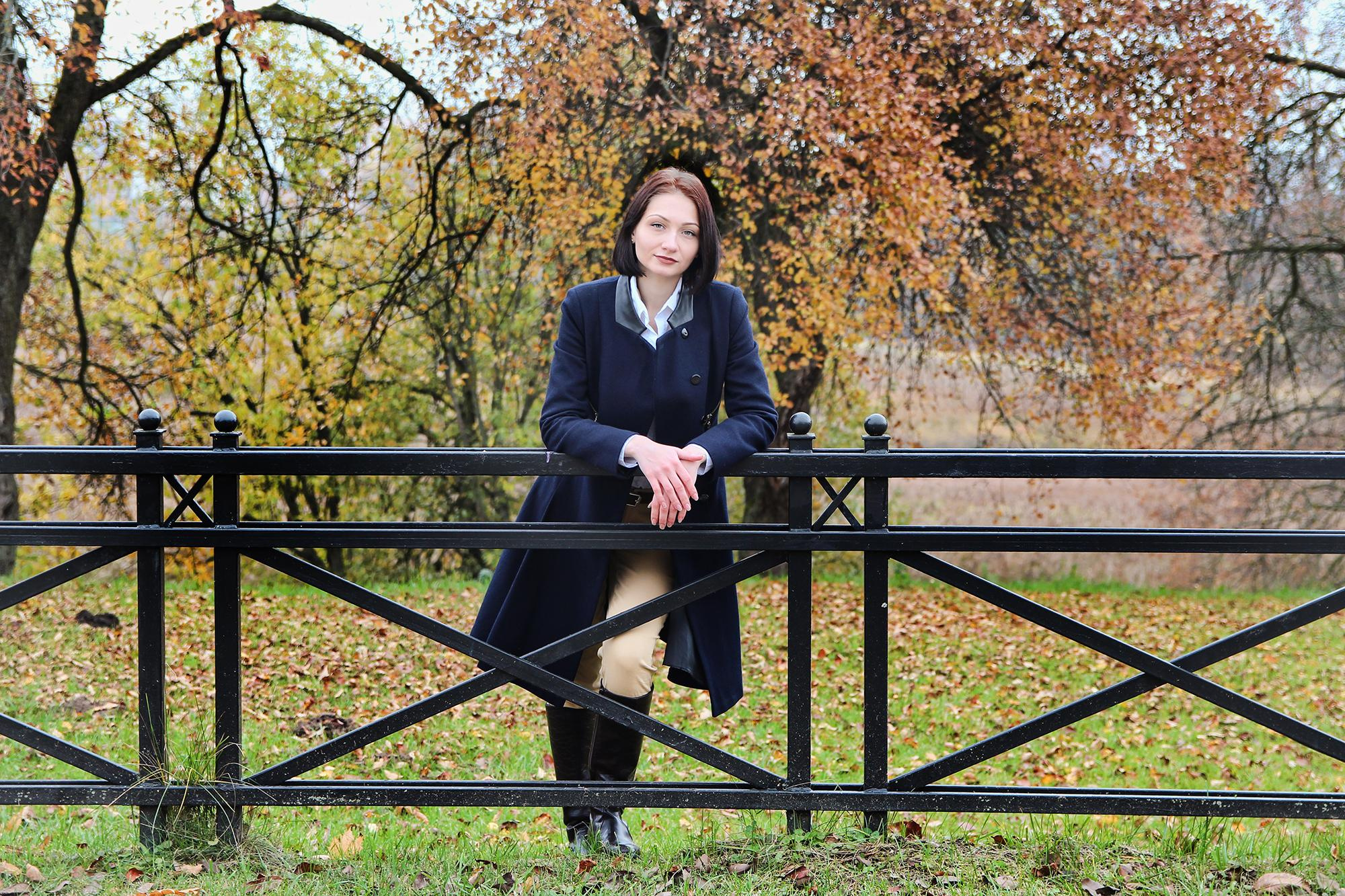 молодая женщина в полный рост позирует в усадьбе