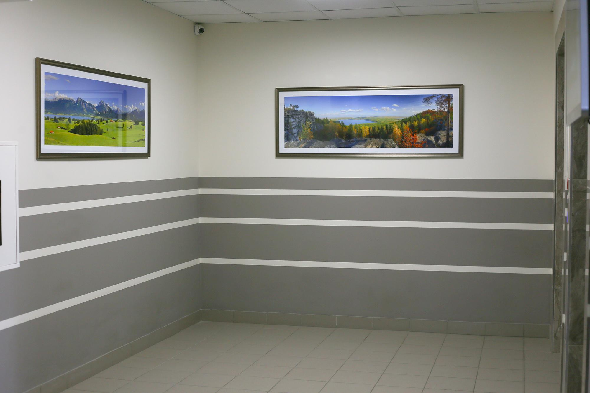 картины с пейзажем в парадной многоквартирного дома