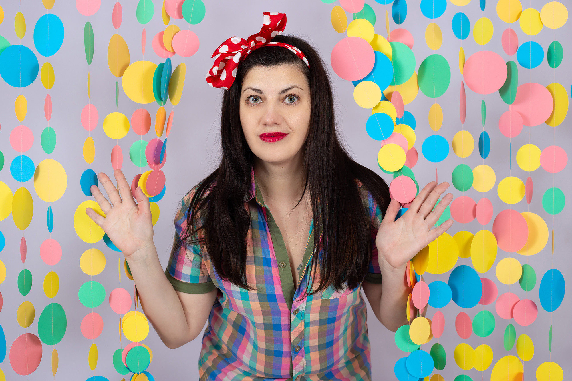 девушка выглядывает из-за круглых шторок