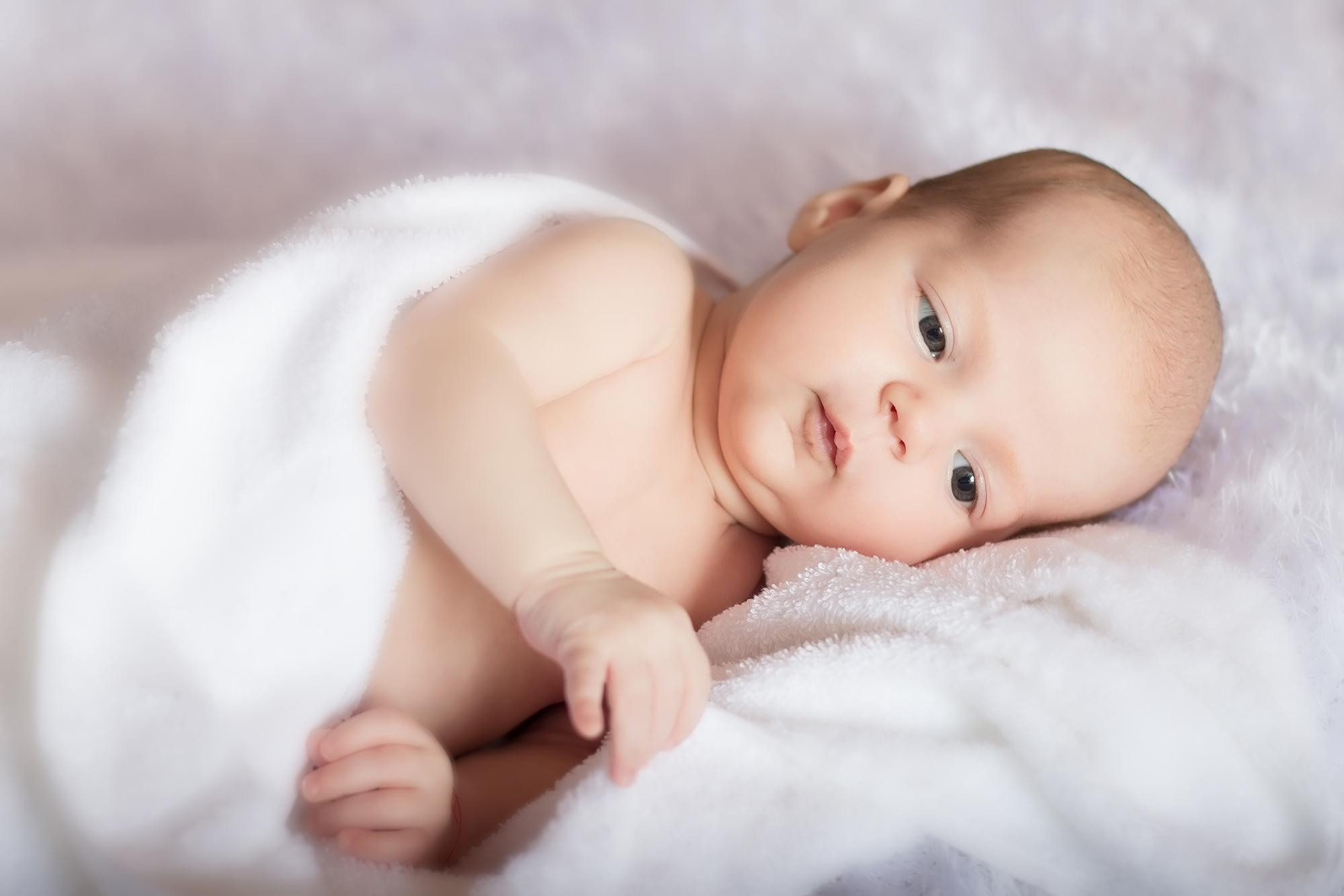 младенец, что-то разглядывает и ковыряет