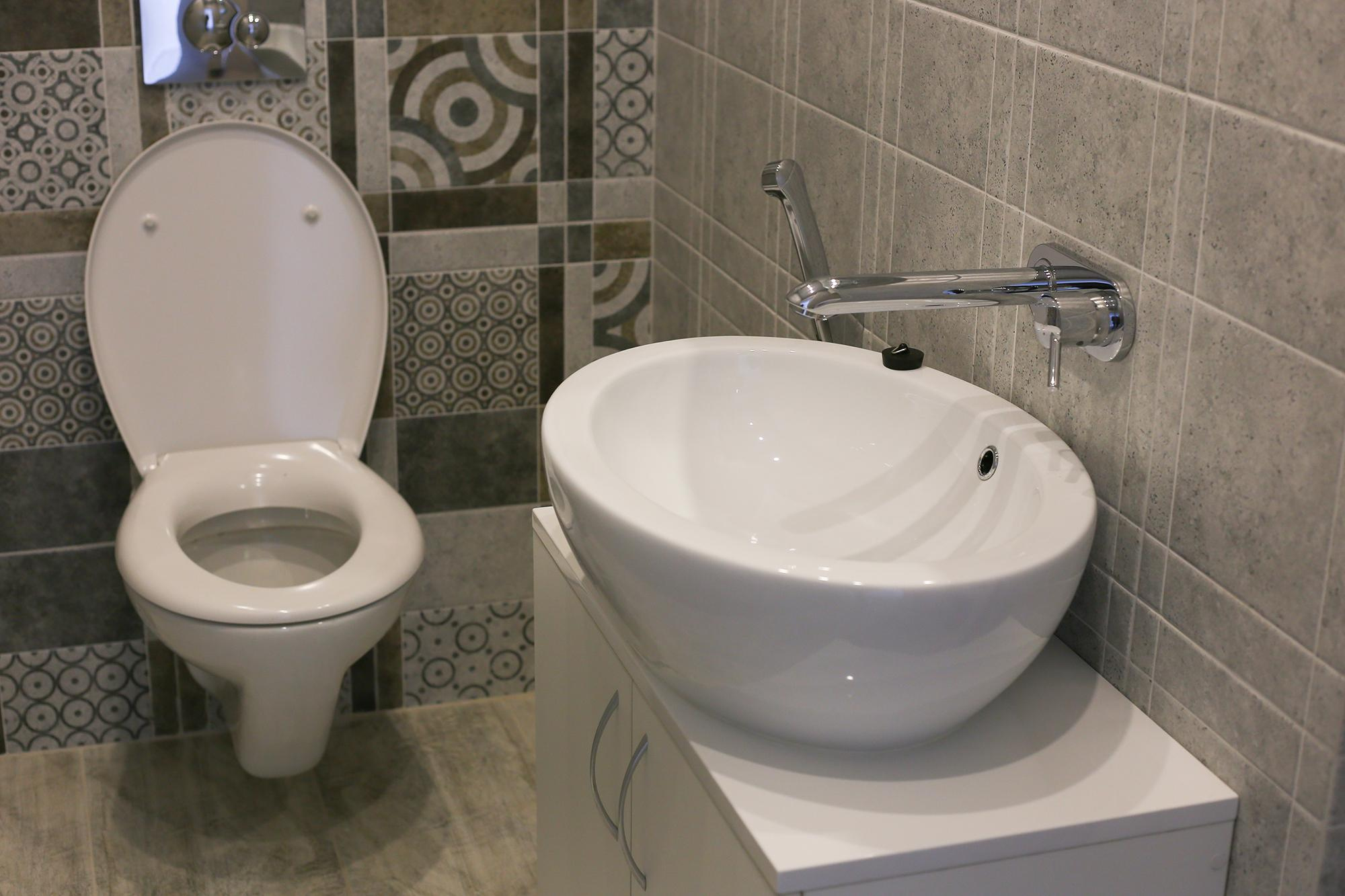 белые унитаз и умывальник в маленькой туалетной комнате