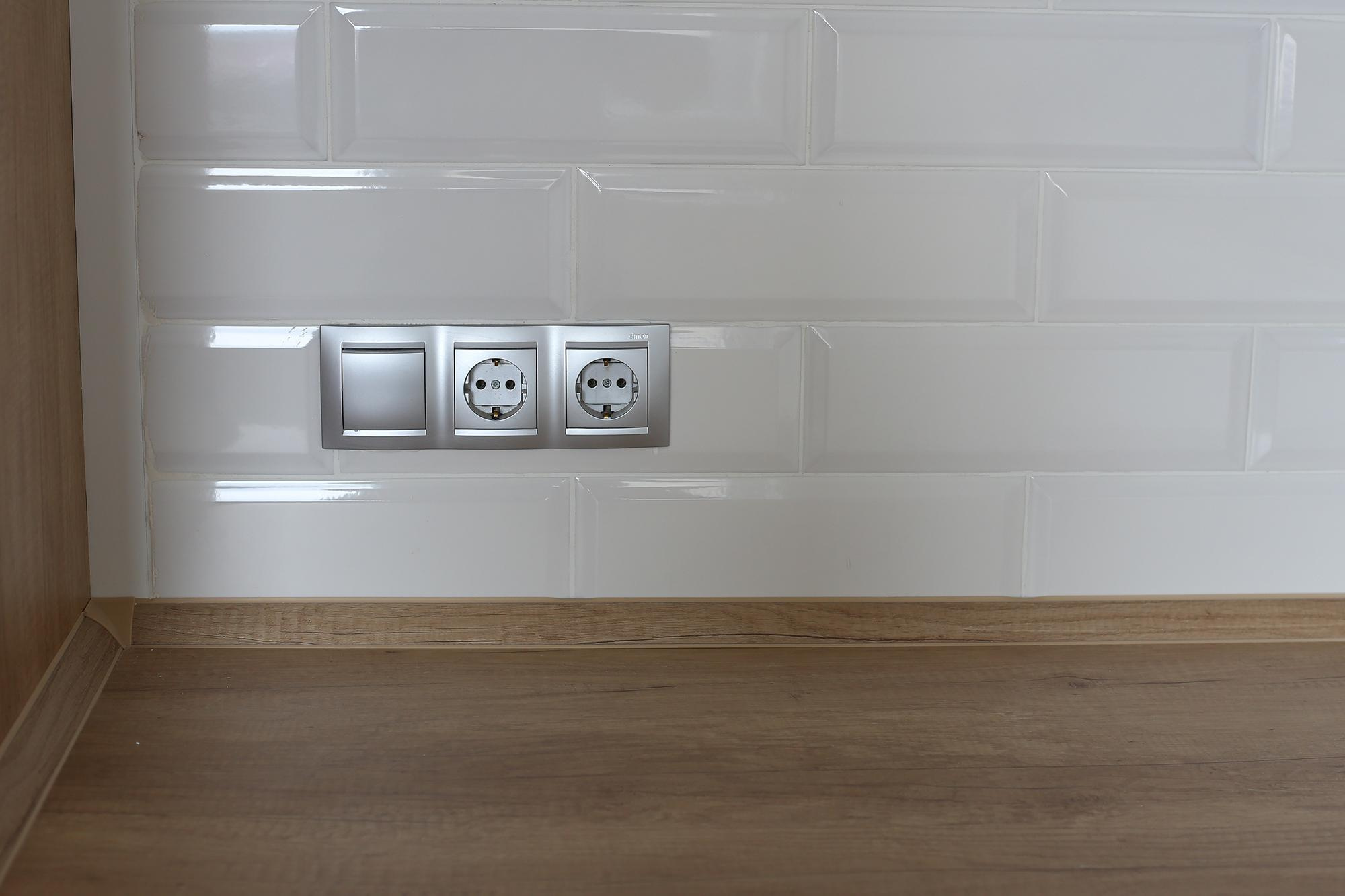 белые розетки с белым кафельным фартуком на кухне