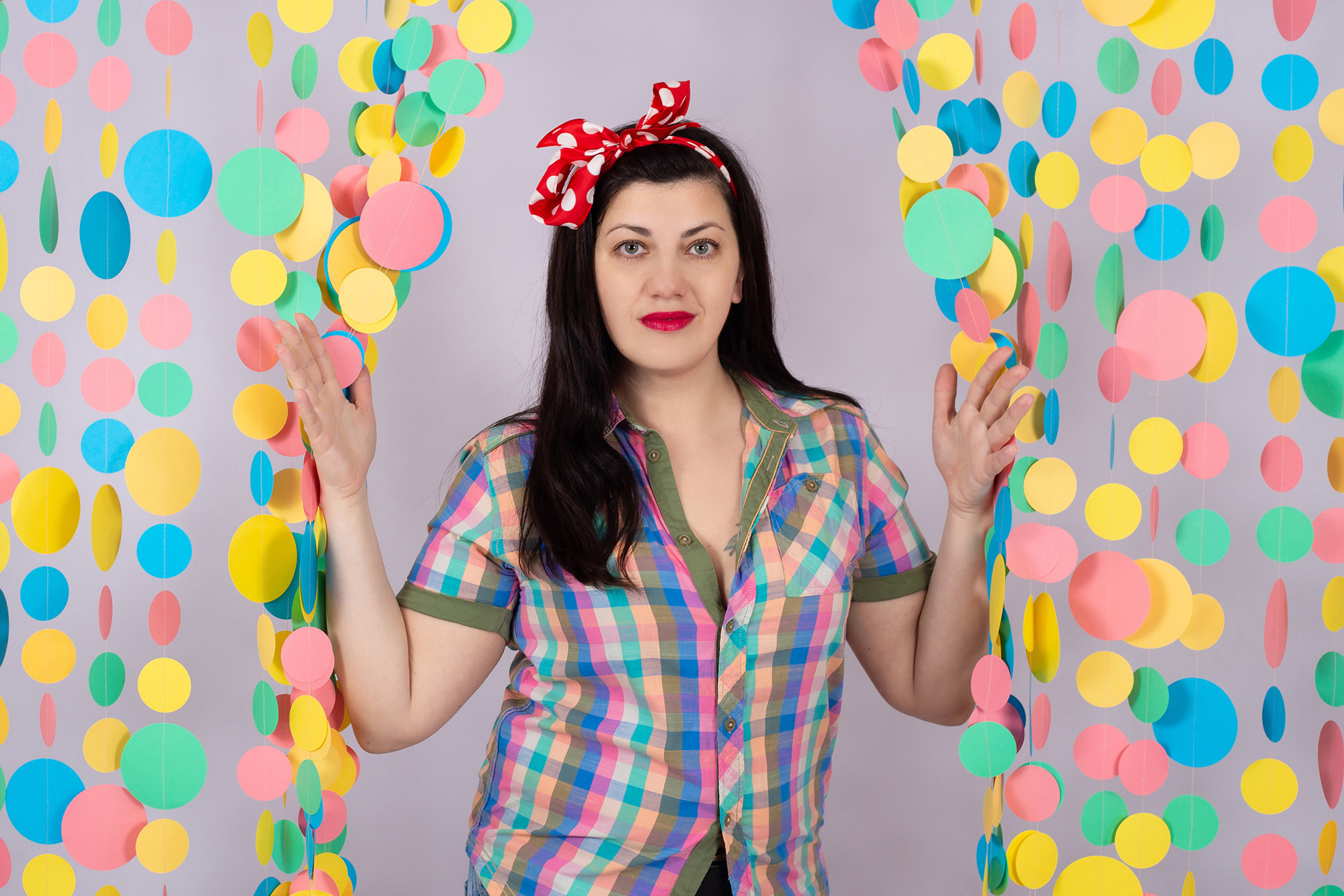 дама раздвинула круглые разноцветные висюльки