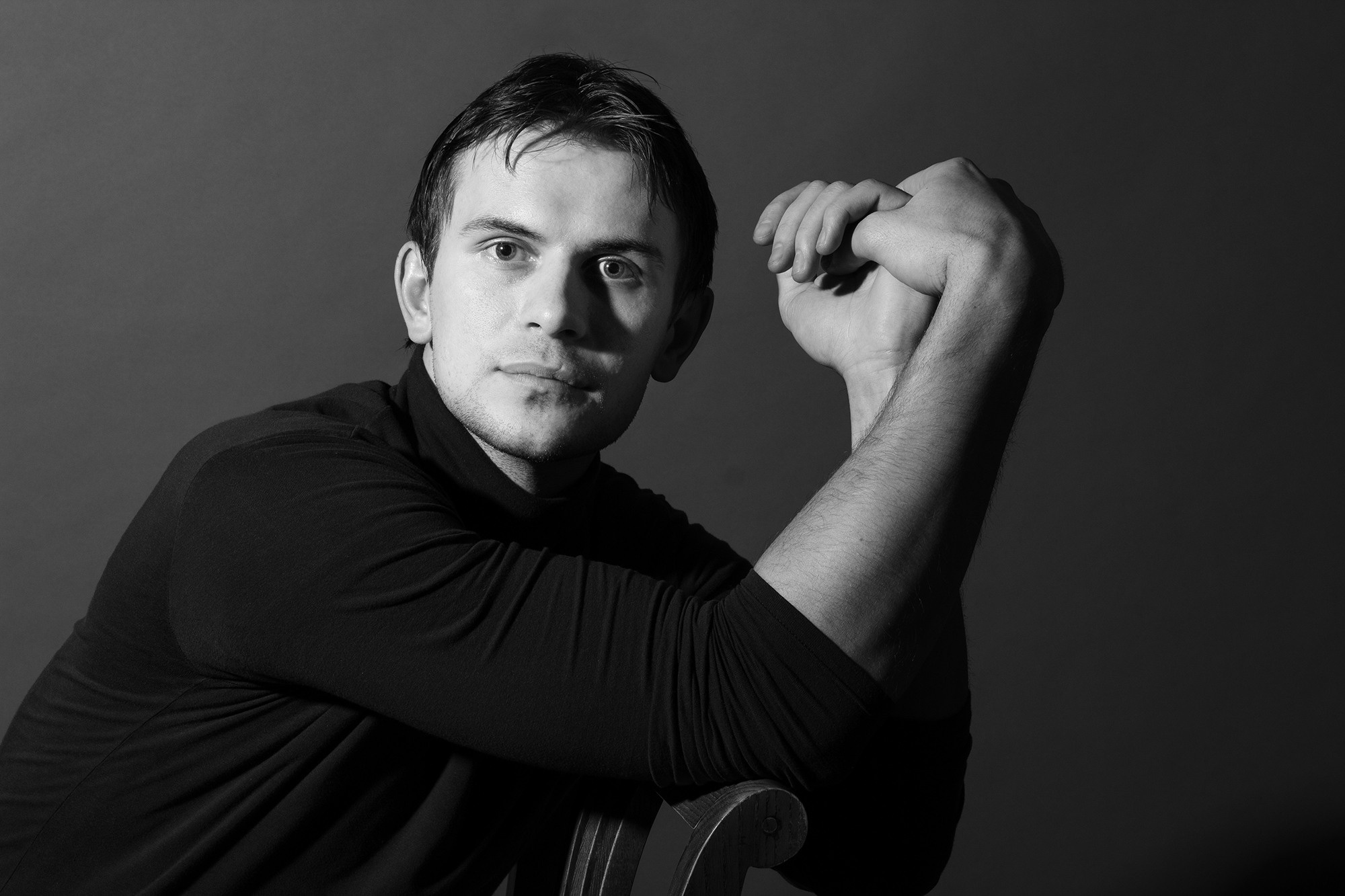 Портрет мужчины в низком ключе. Юлия Дейкун — семейный фотограф в Минске