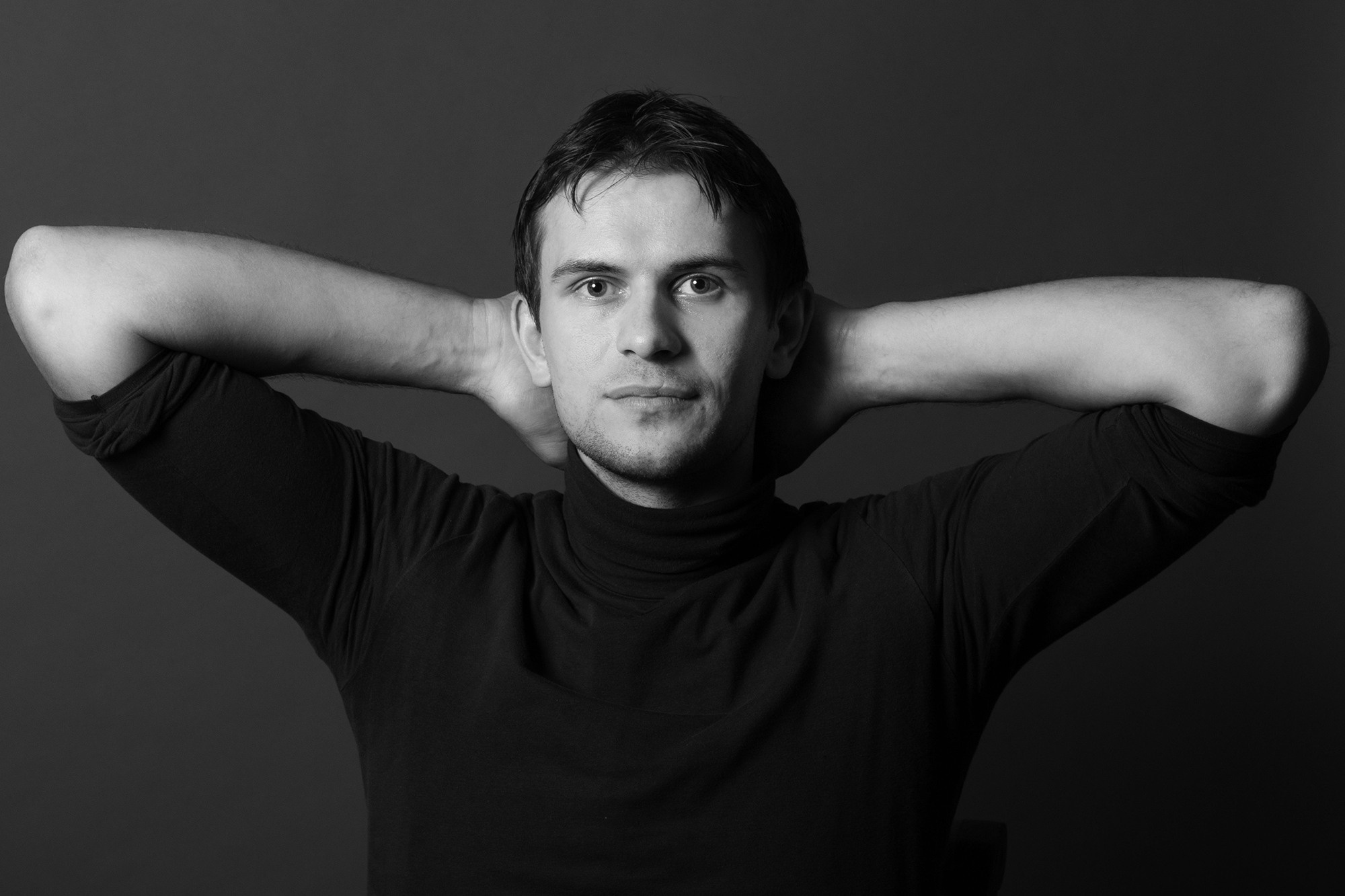 довольный мужчина сложил руки на затылке