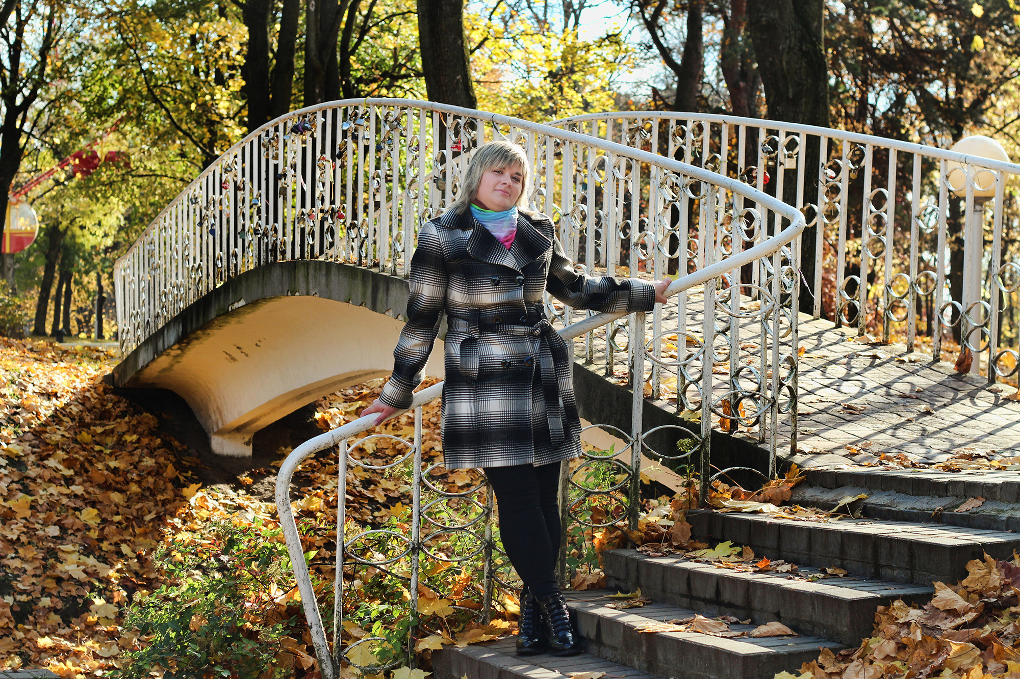 леди оперлась на белые поручни красивого мостика 