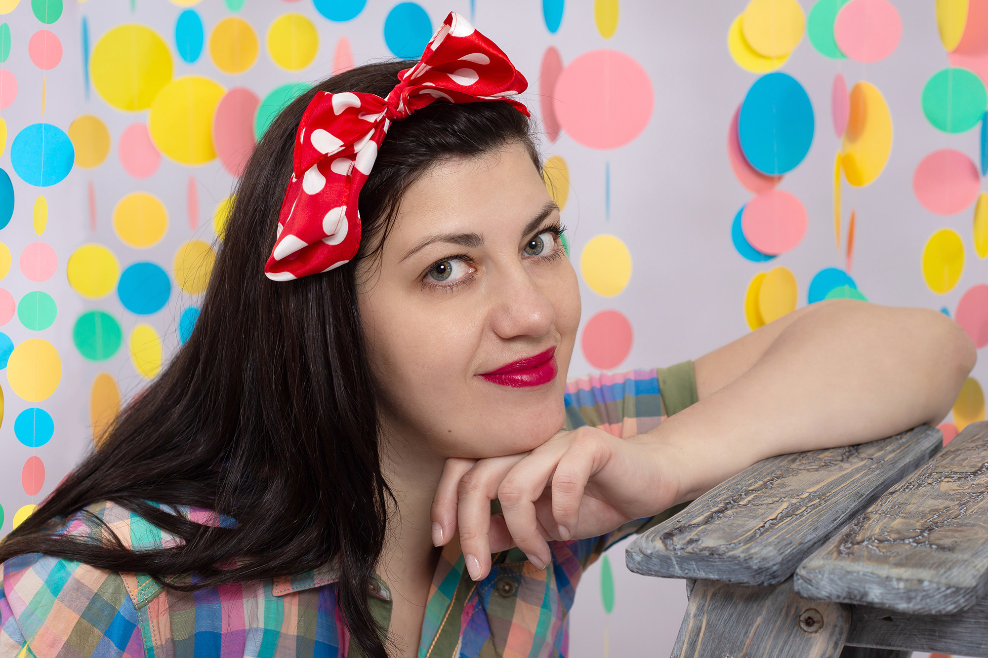 девушка с черными волосами положила голову на свою руку