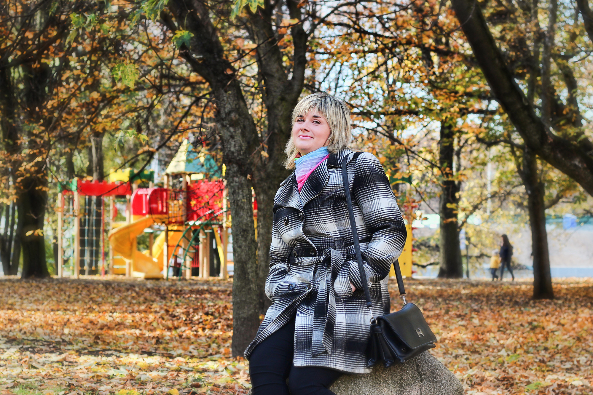 молодая женщина гуляет по осеннему парку