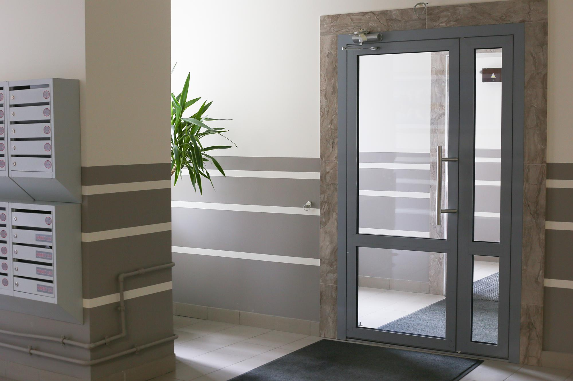 серые почтовые ящики в подъезде