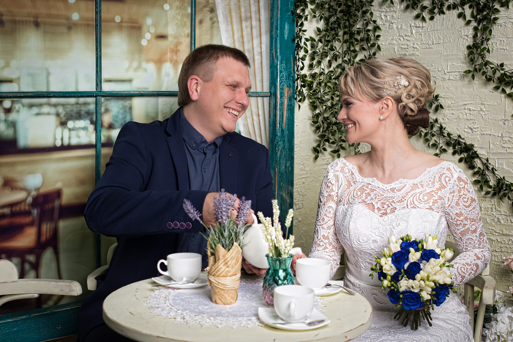 мужчина и женщина беседуют за столиком