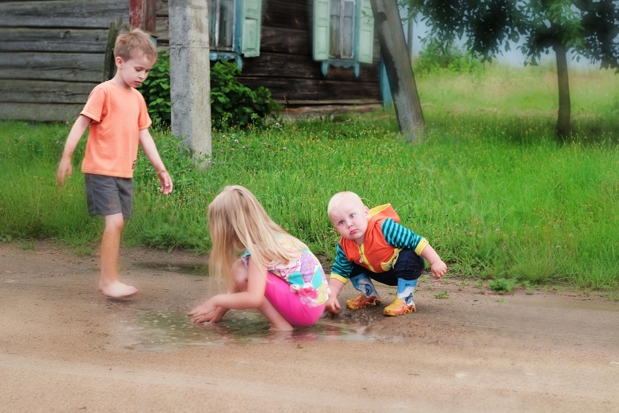деревенские дети развлекаются после дождя