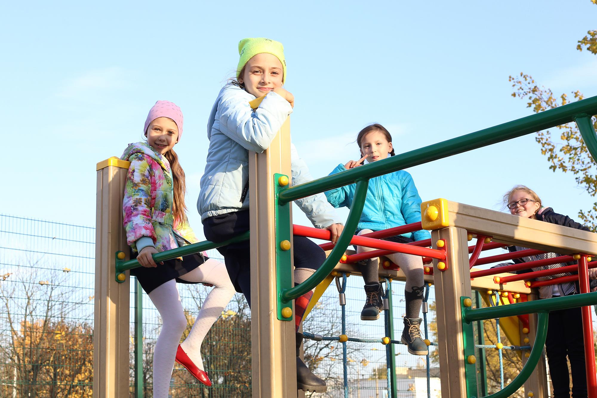 девочки забрались на верх турника