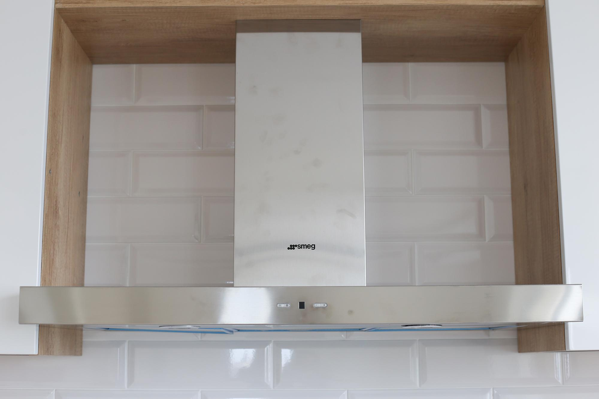 современная серебристо-белая вытяжка на кухне