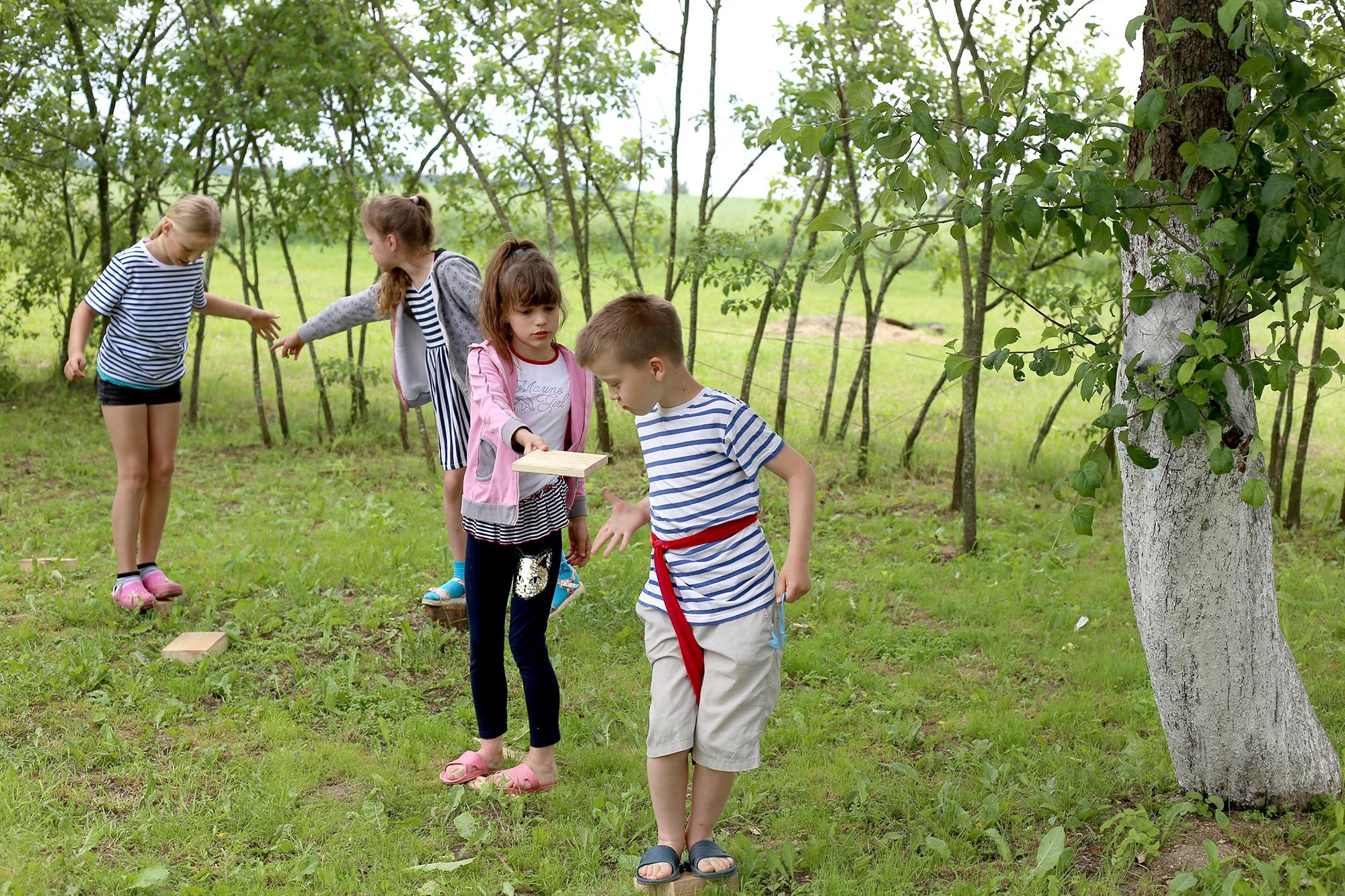 дети в полосатой одежде соревнуются на свежем воздухе