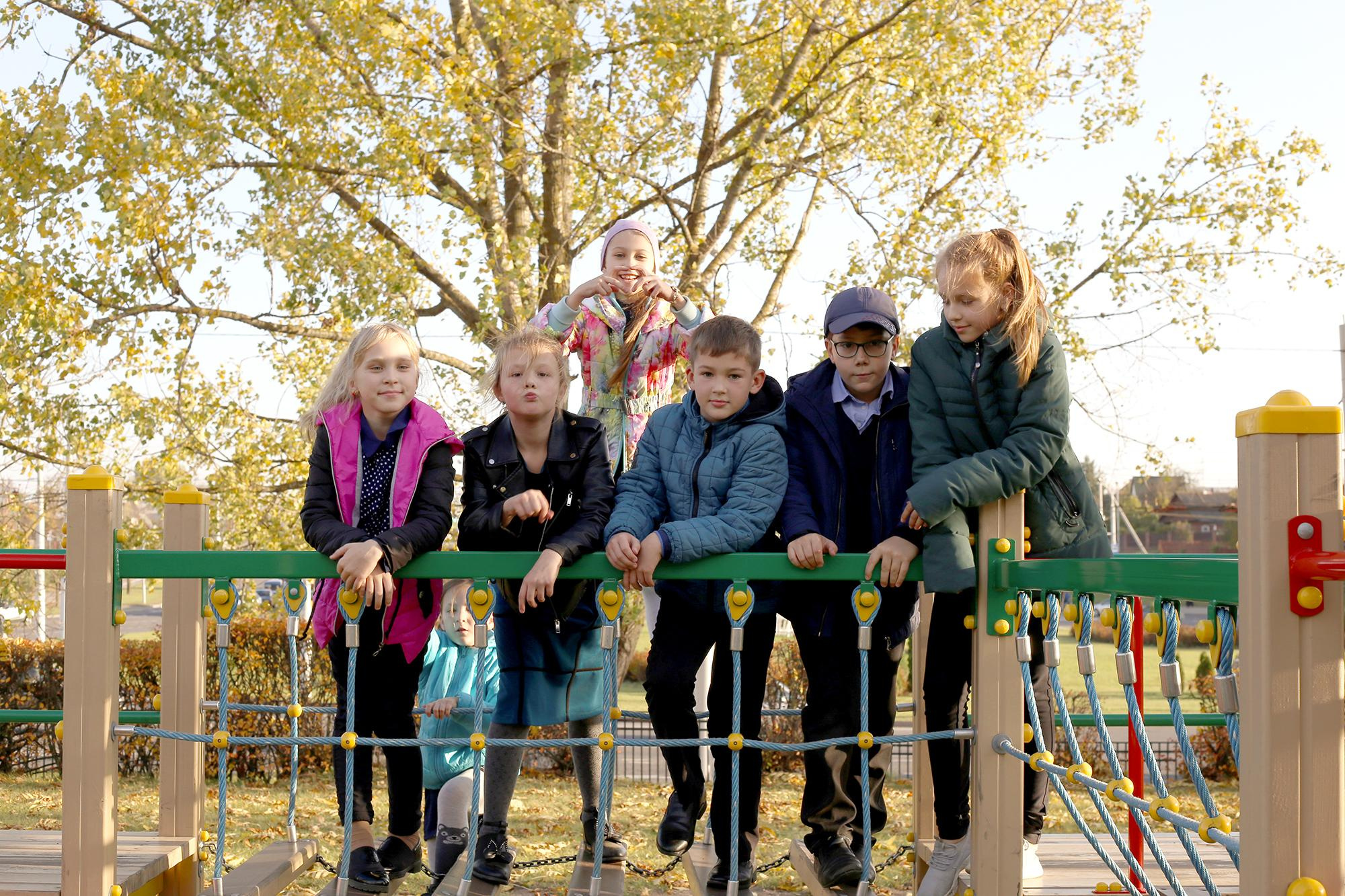 младший класс на прогулке в школьном дворе