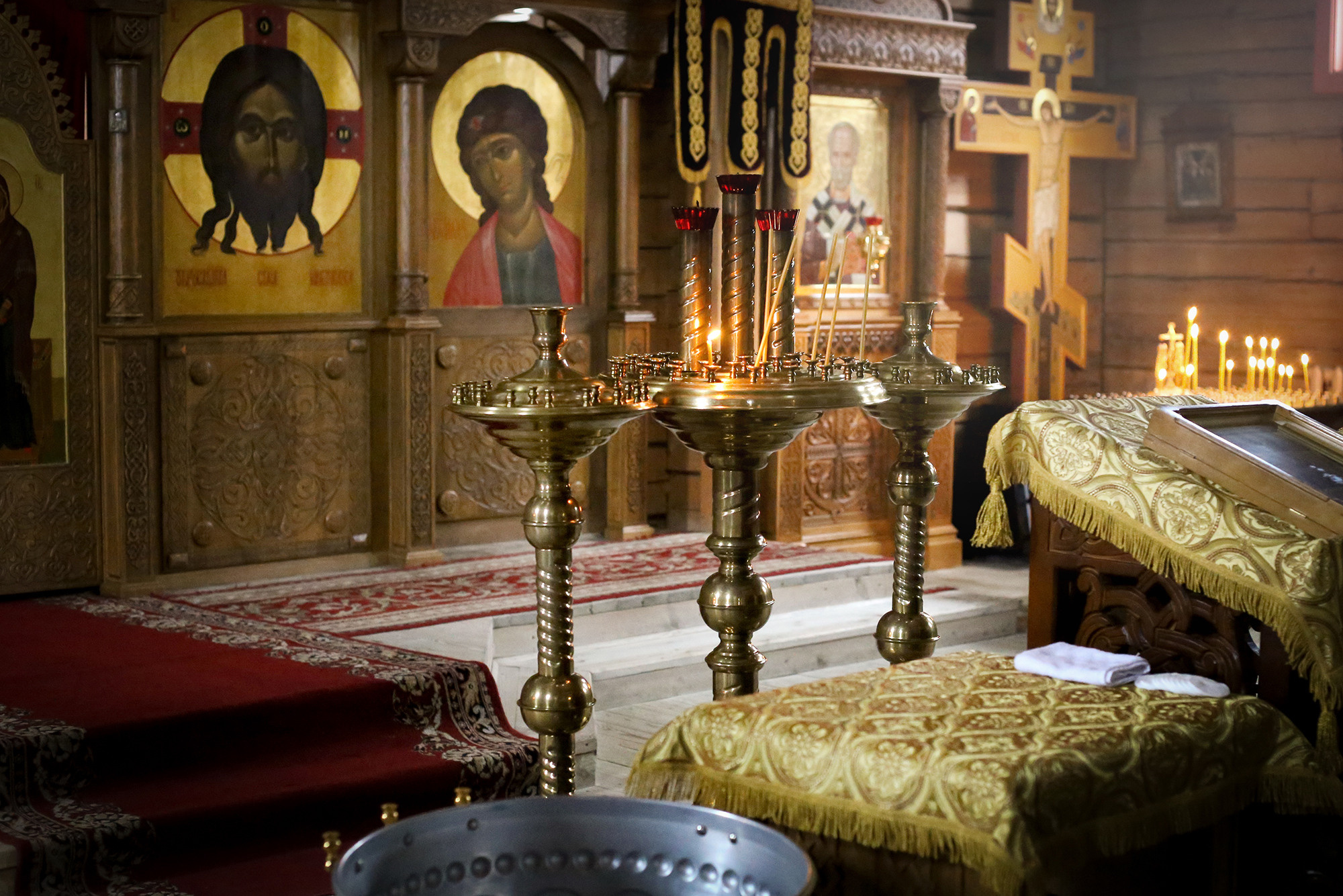 убранство деревянной православной церкви Святителя Николая-чудотворца