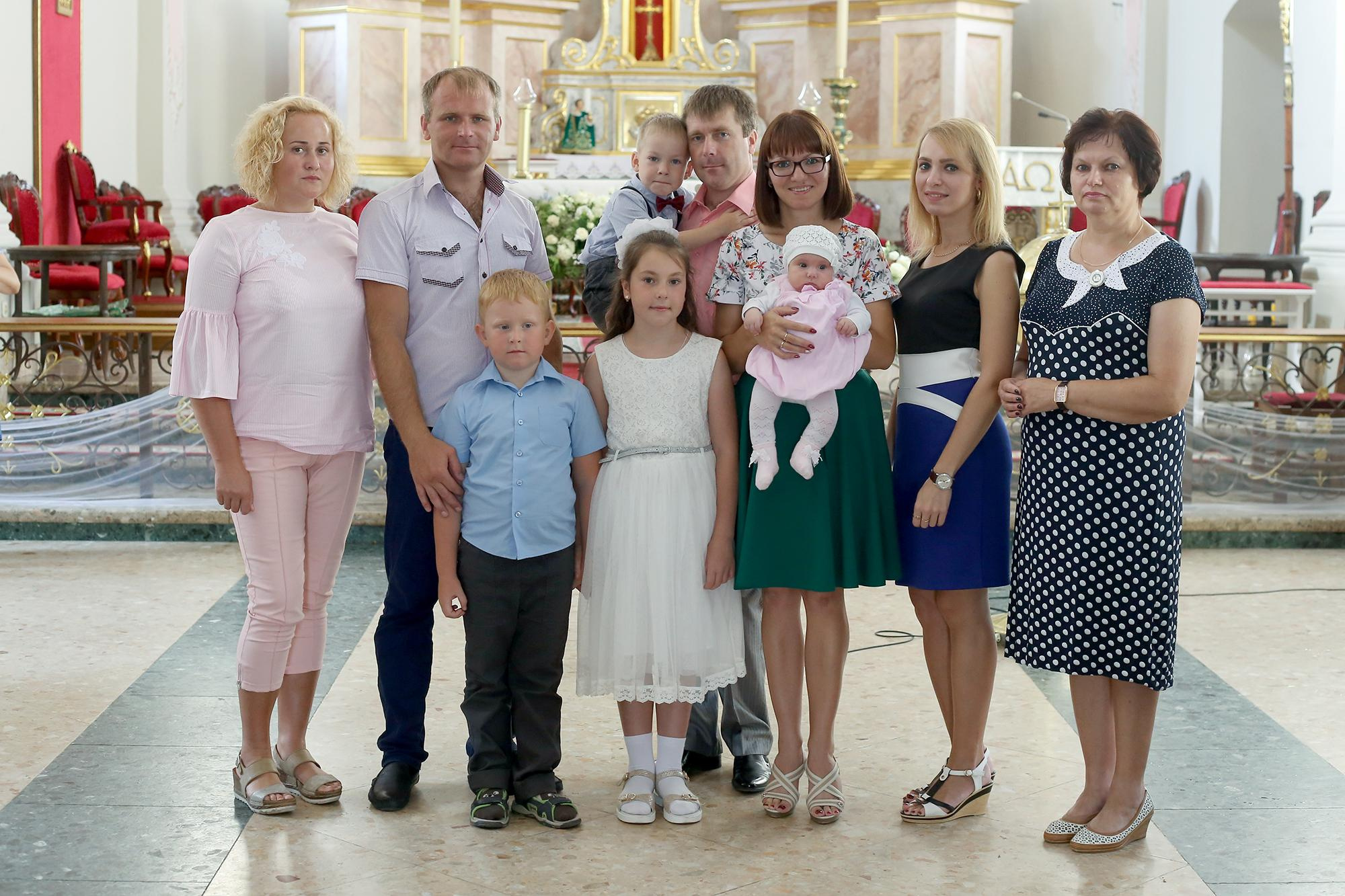 семья католиков позируют в костеле