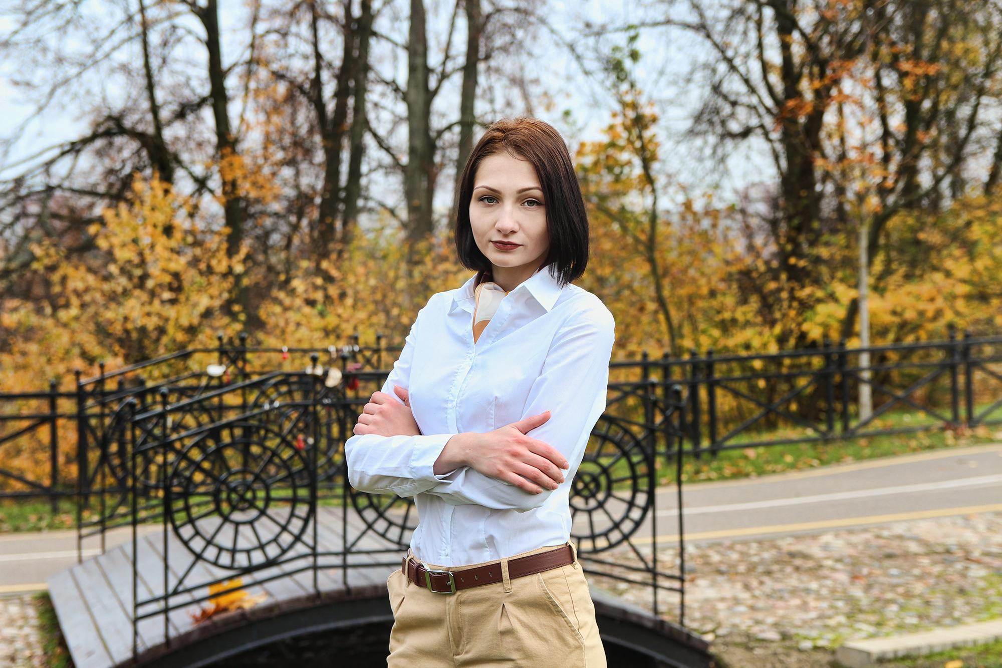 леди с каре в белой рубашке в осеннем парке в Беларуси