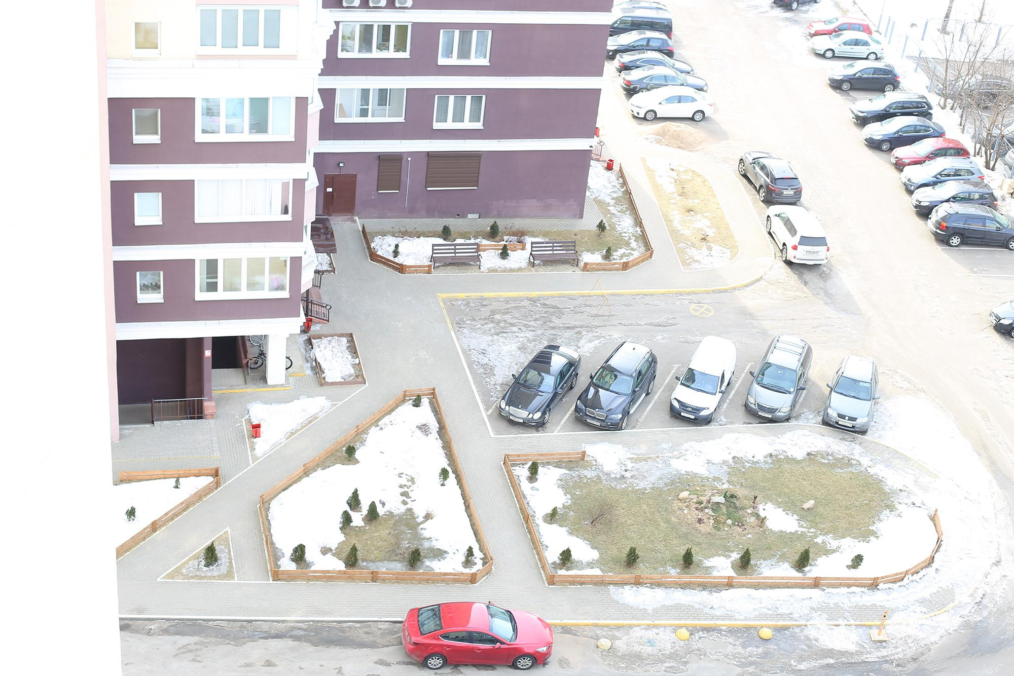 вид во двор из окна квартиры на последнем этаже