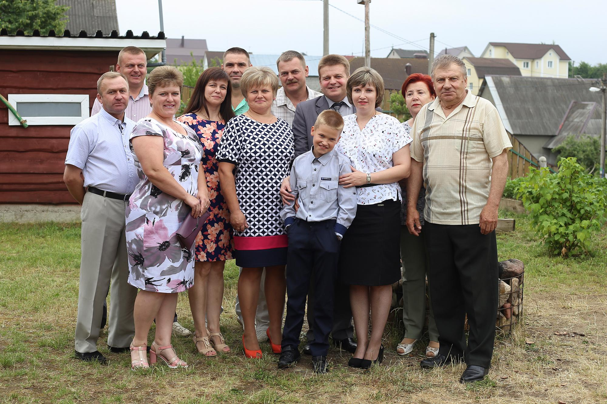 группа людей позируют в агро усадьбе