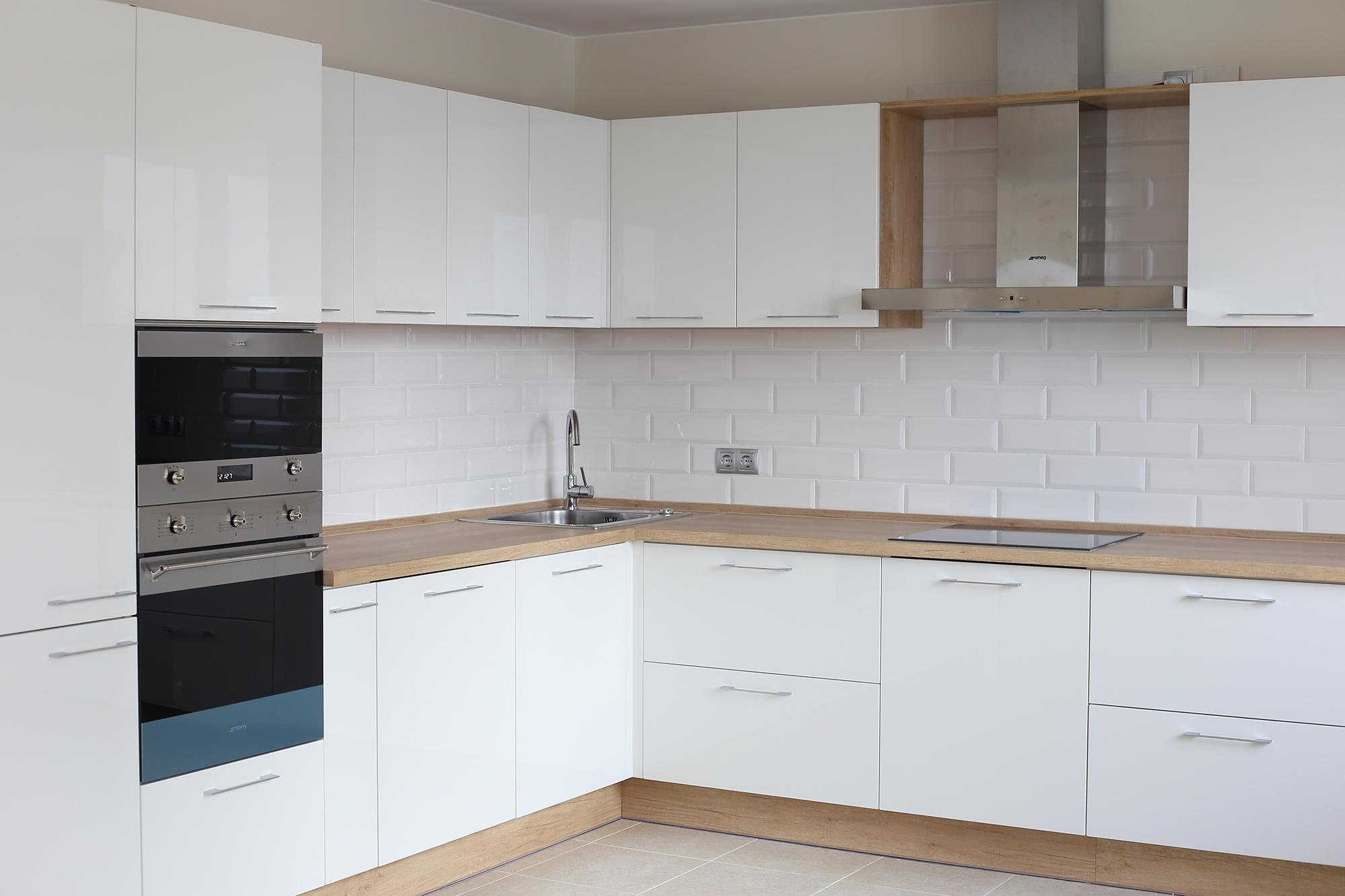 белый глянцевый кухонный гарнитур на большой кухне