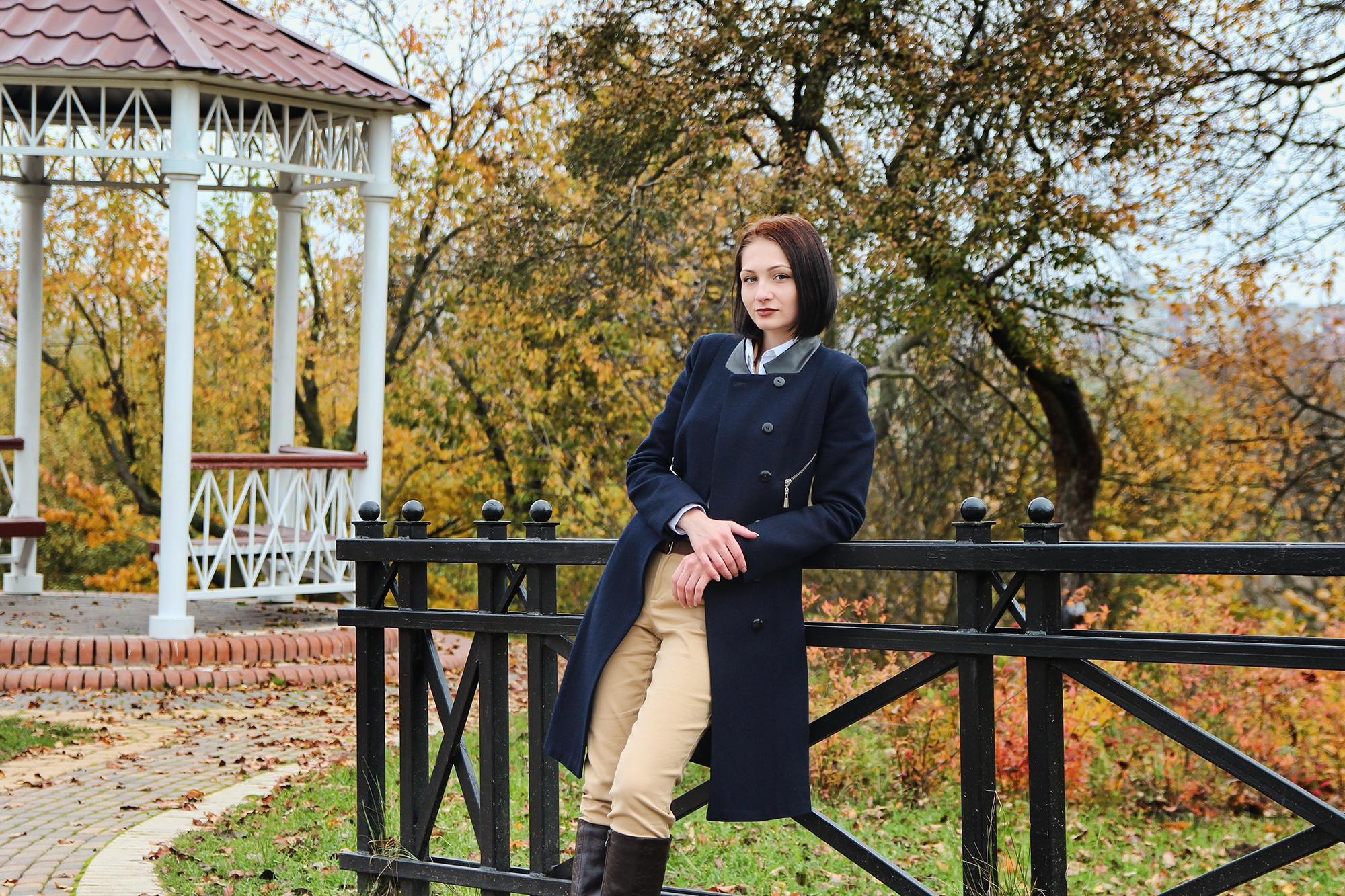 деловая дама у изгороди Лошицкого парка 