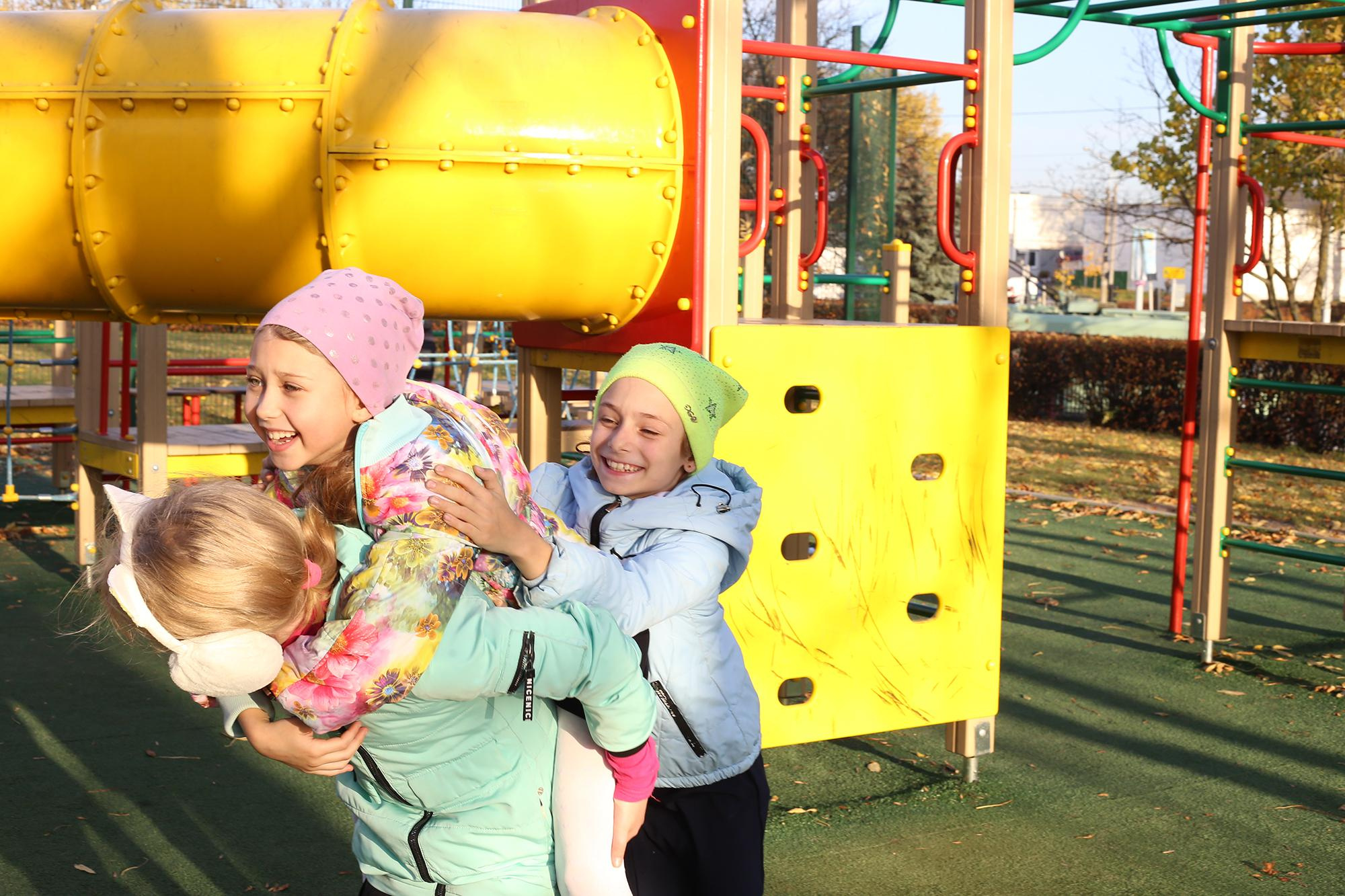 школьницы балуются на школьной площадке