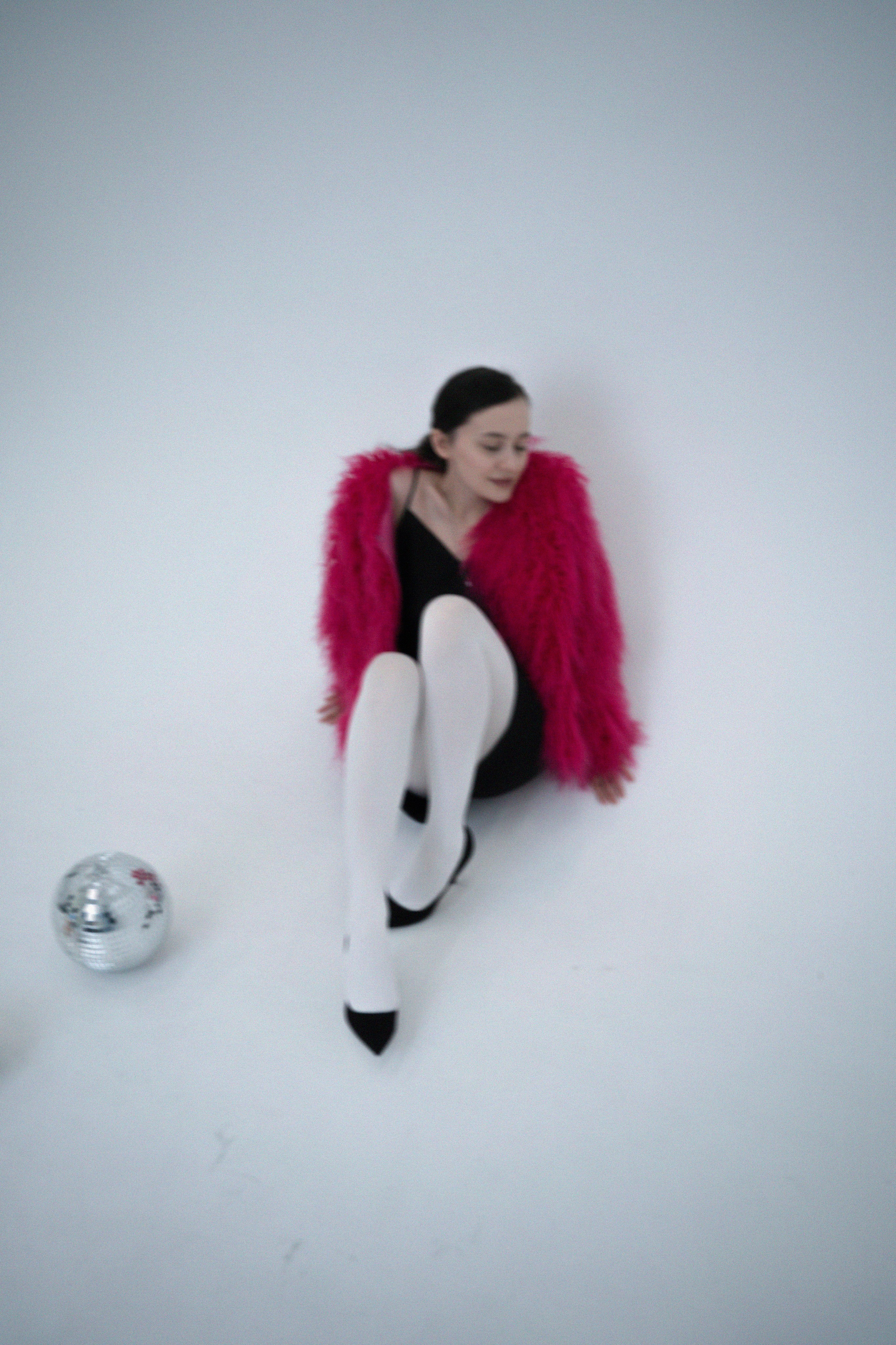 ДЕВОЧКА НА ШАРЕ. Главная