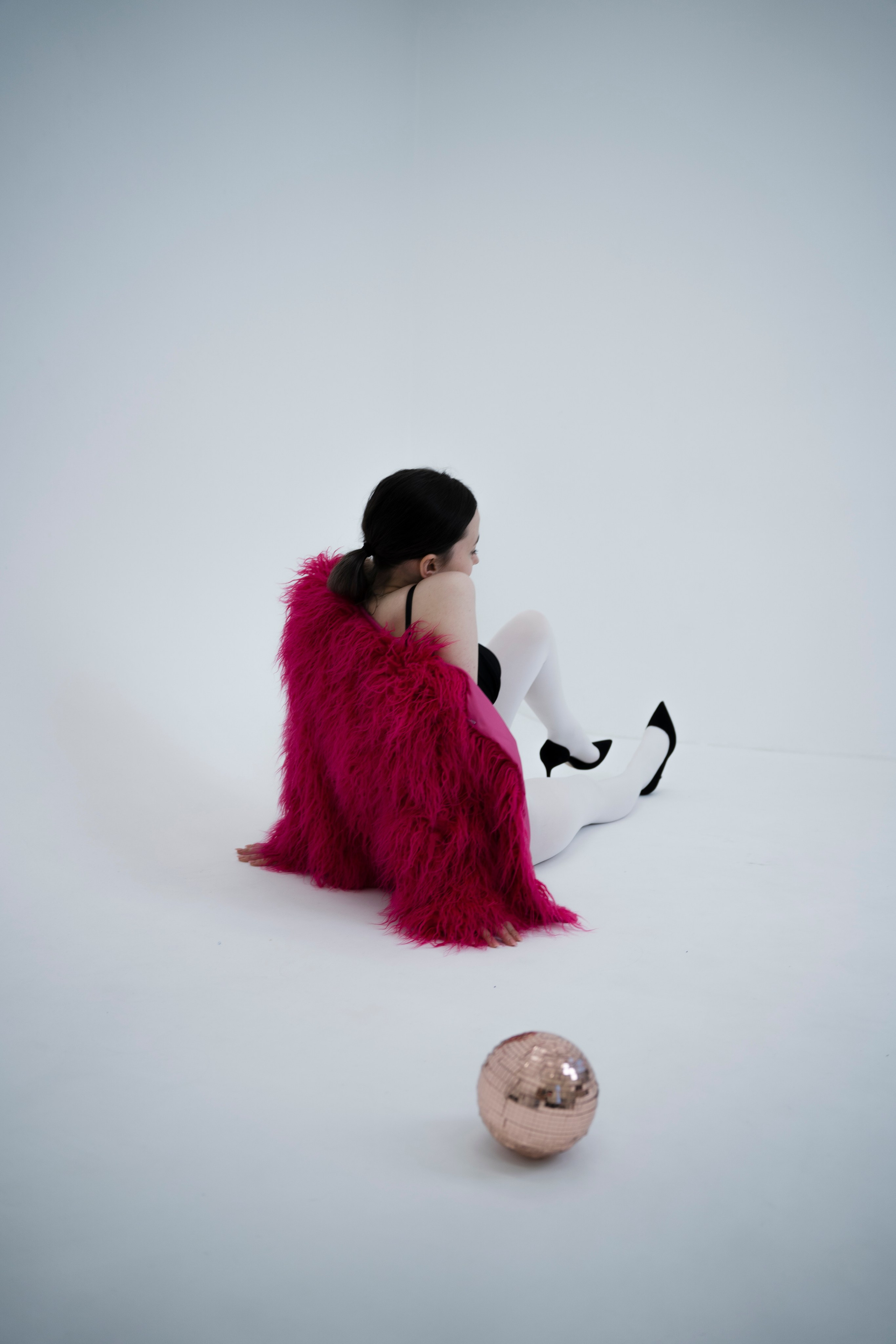 ДЕВОЧКА НА ШАРЕ. Главная