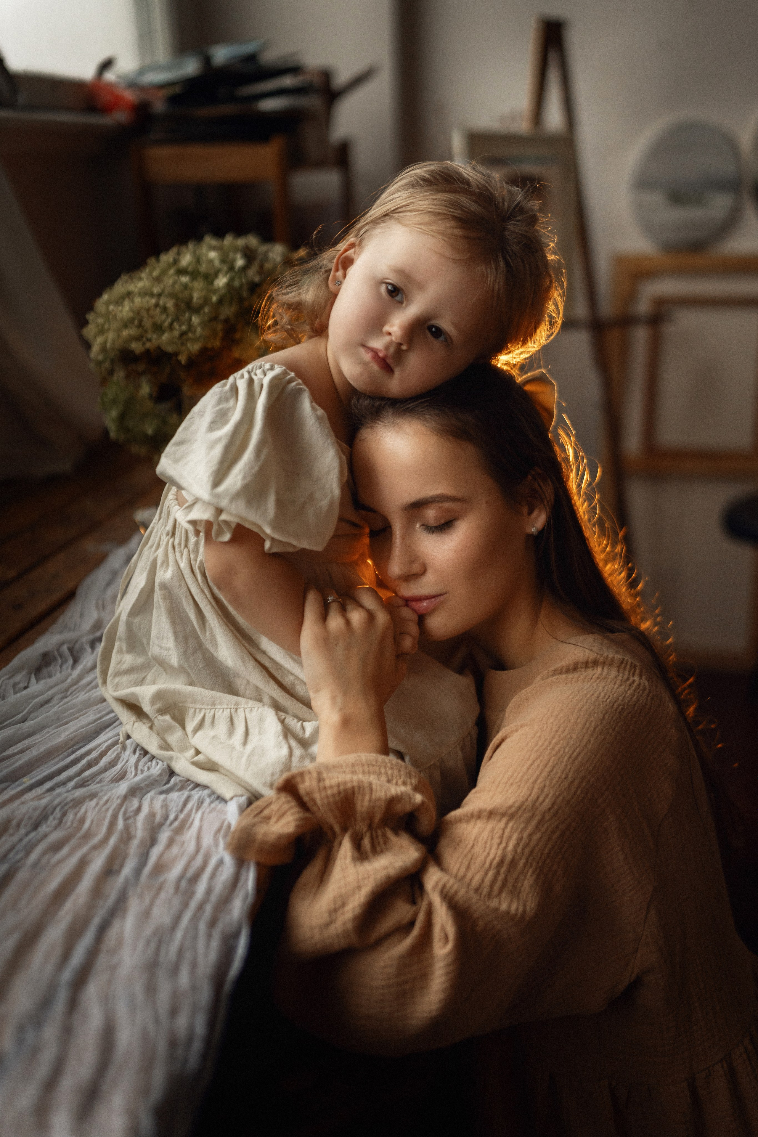 В мастерской художника. Семейный фотограф Москва. Фотограф беременности и материнства Москва