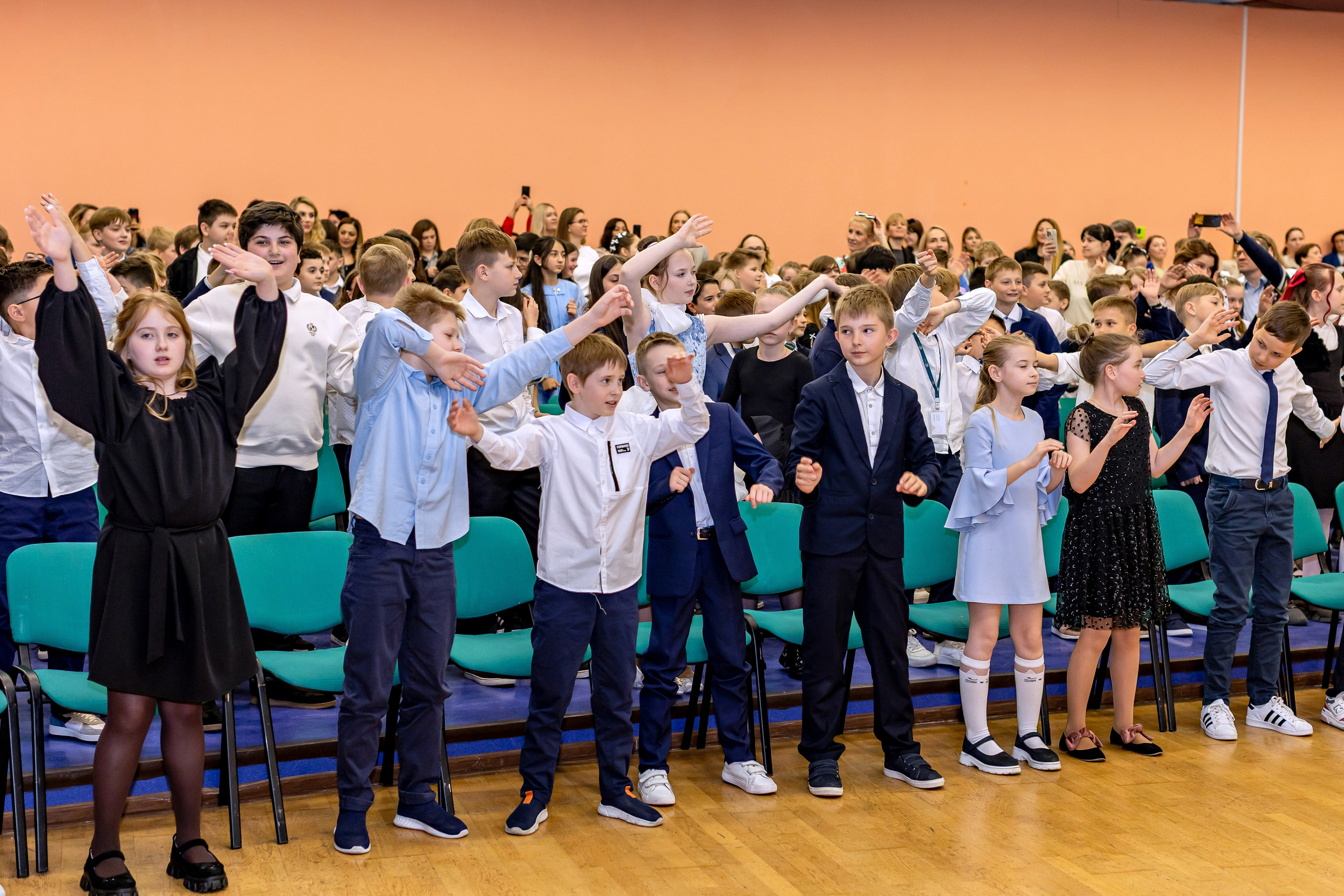 Выпускной праздник в начальной школе. Фотограф и видеограф Москва. Свадебный фотограф, видеограф. Выпускные альбомы. Оживающие альбомы