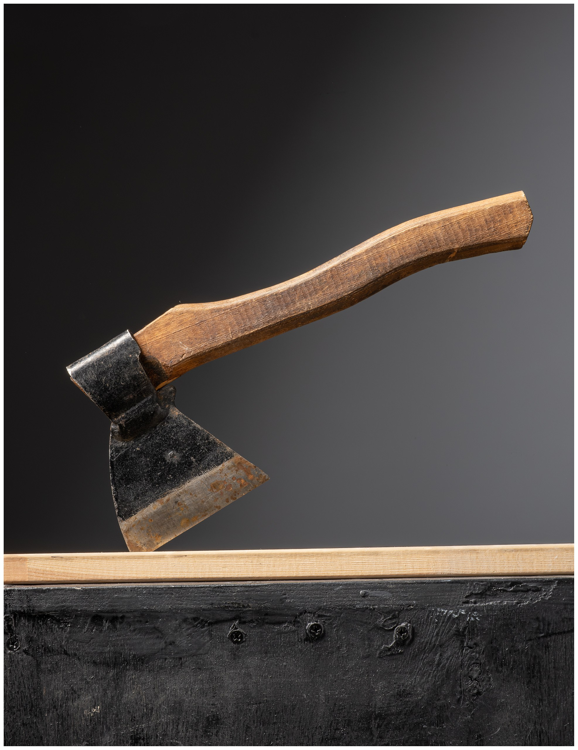  Фотография топора на сером фоне для календаря