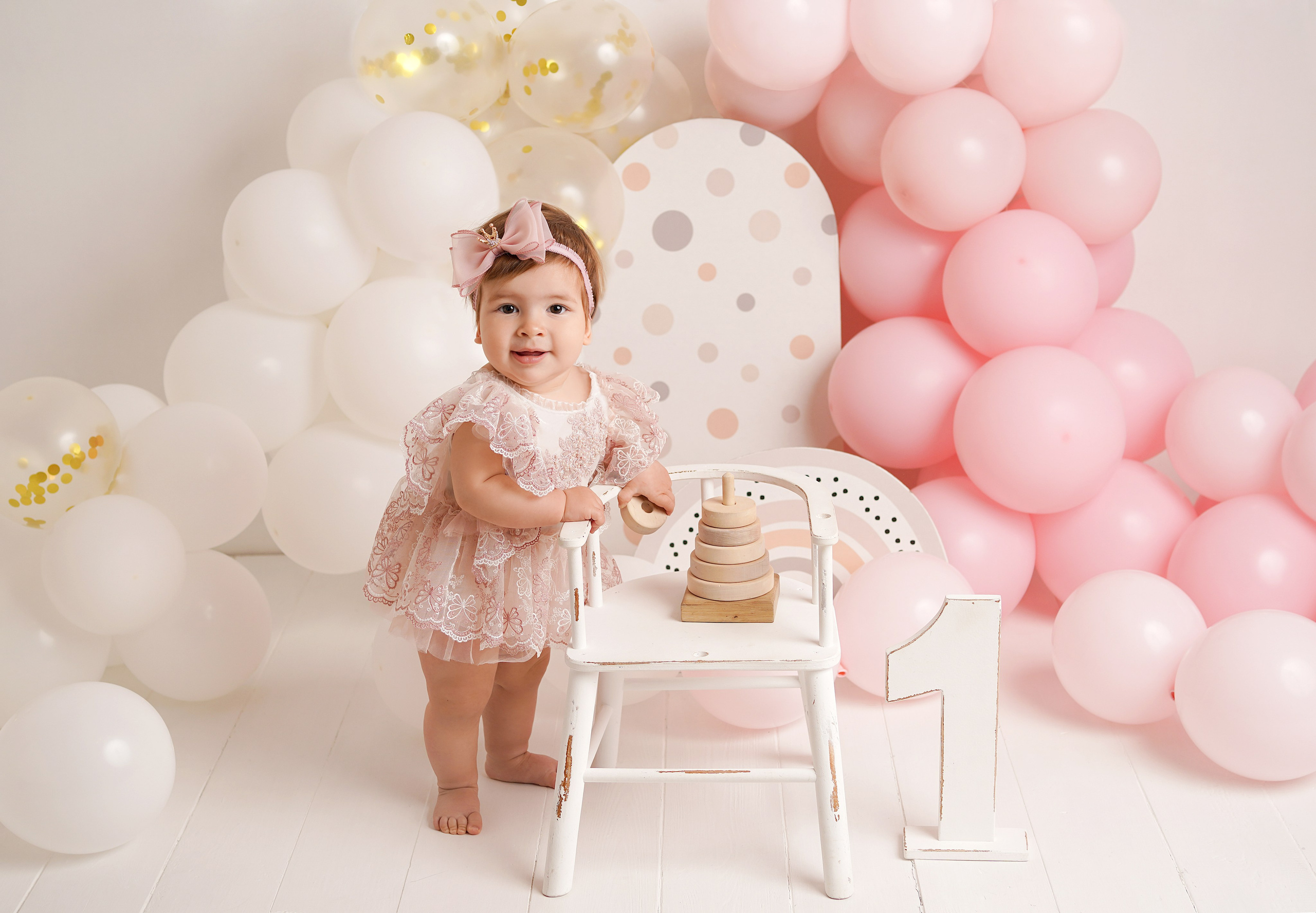 Детская фотосессия прошла весело, фотограф подготовил фотозону из шариков.