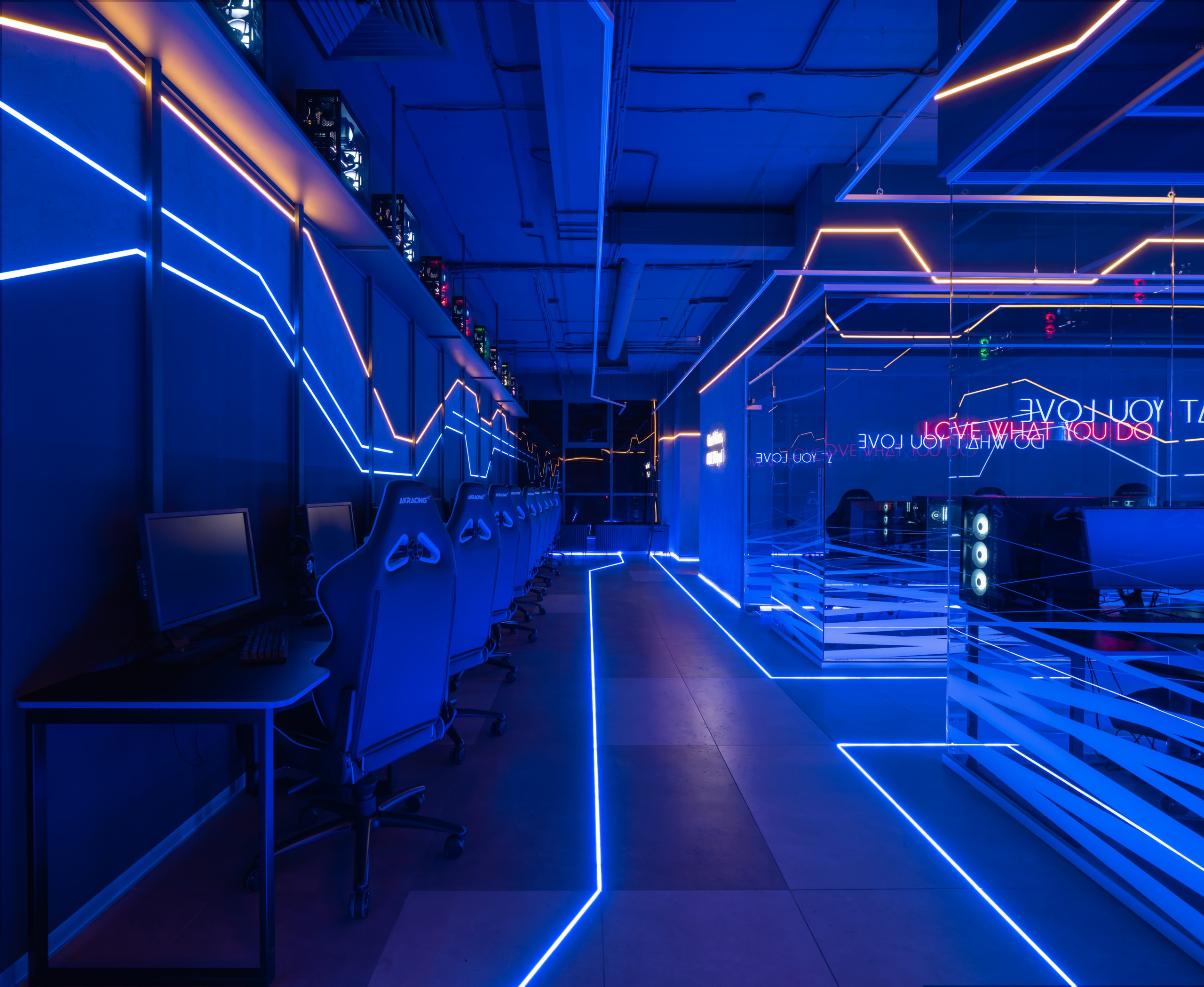 Первый топовый компьютерный клуб "Provoda" - Фотограф Коваль Илья. Коваль Илья — Интерьерный и архитектурный фотограф