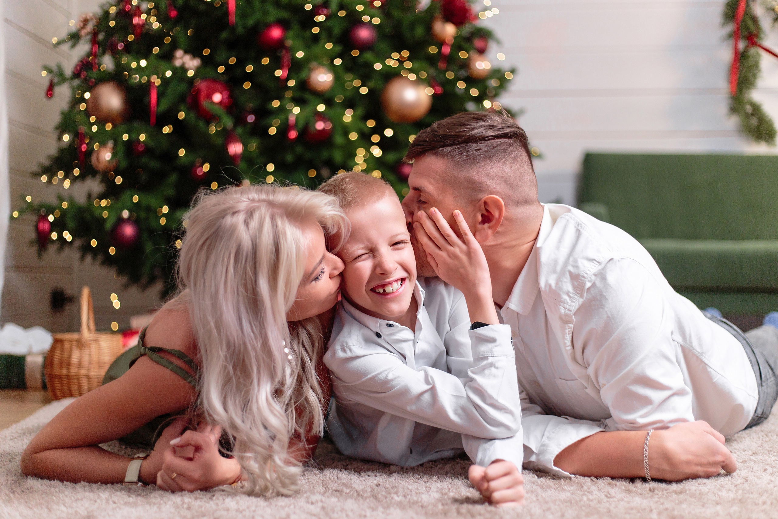 Семейный снимок под елкой