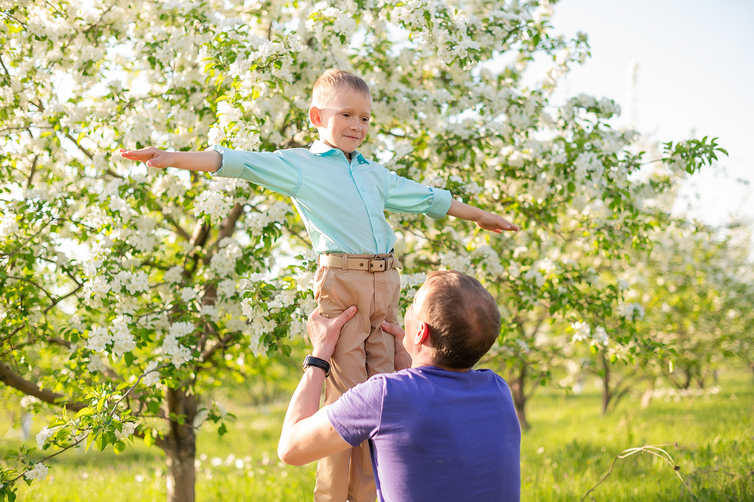 Фотосессии в цветении. Детский и семейный фотограф в Красноярске. Фотосессии новорожденных малышей до 1 месяца