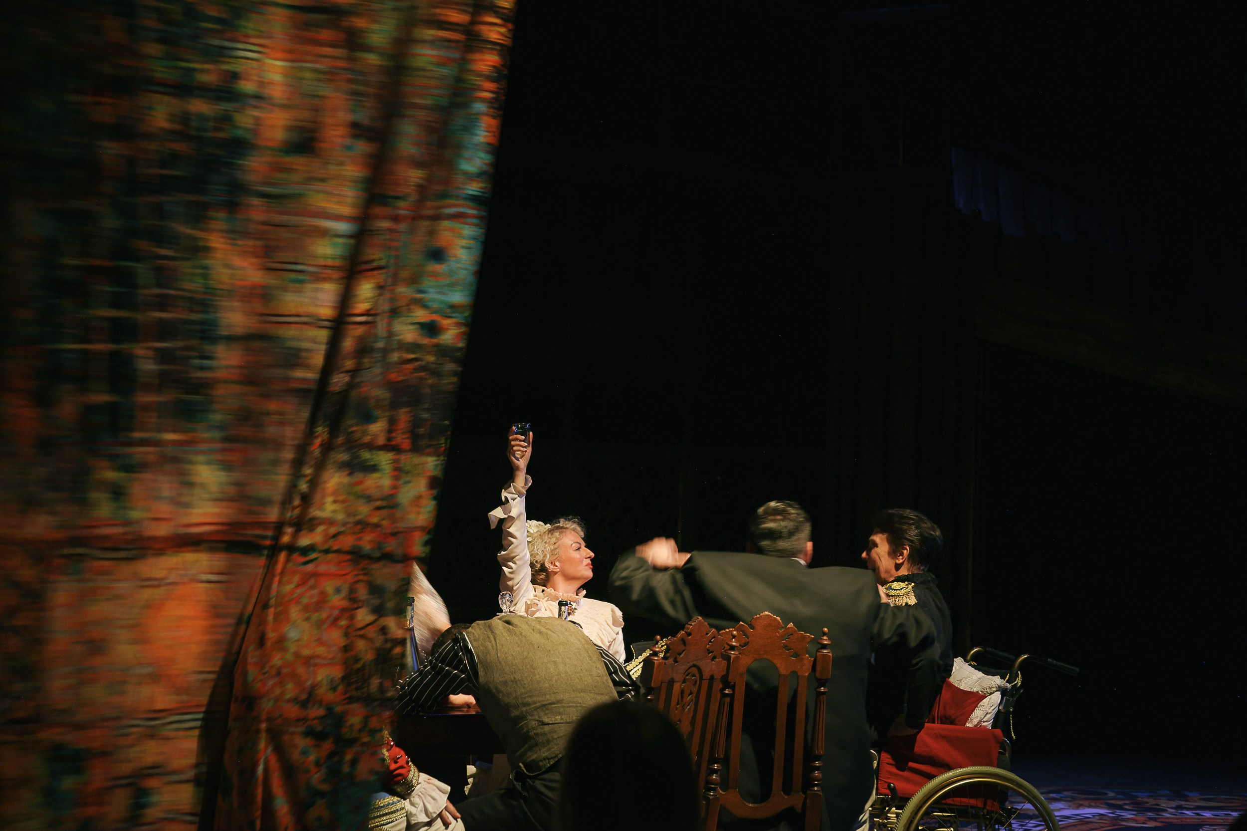 Весёлая женщина. Театр Эрмитаж. Репортажный, архитектурный, театральный и файн-арт фотограф Лена Мельникова в Москве