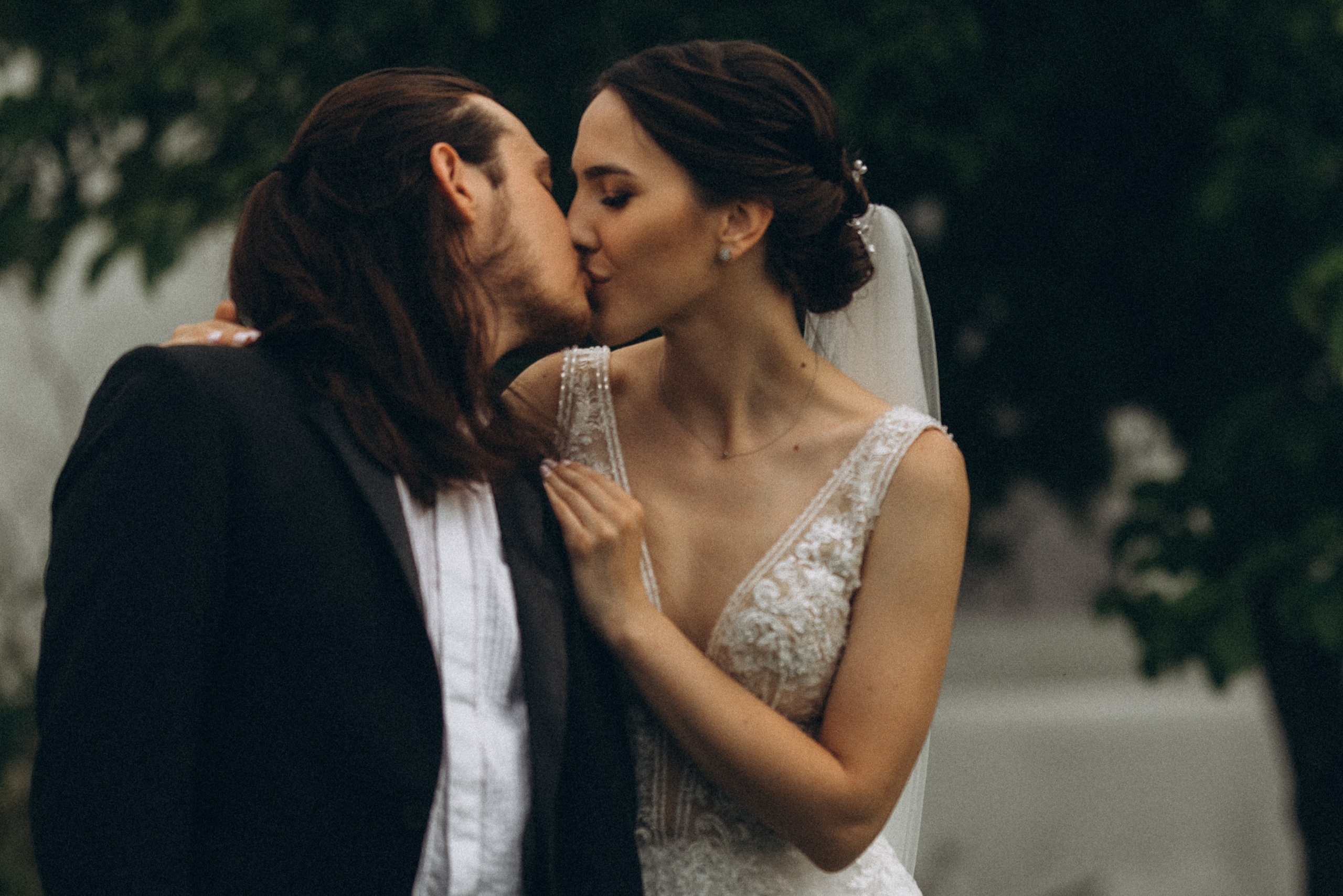 Крупный план: искренний и страстный поцелуй Никиты и Линды в окружении природы.