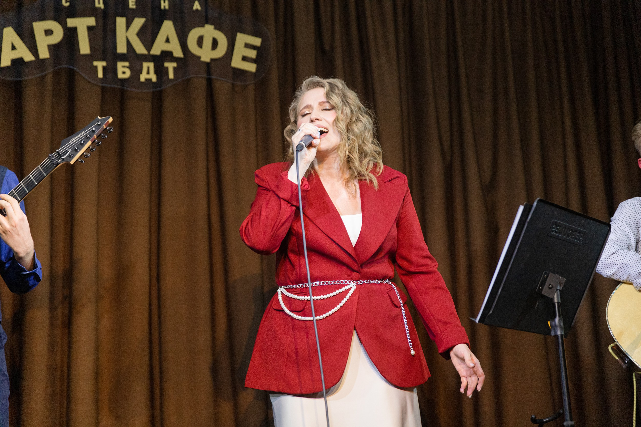 Выступление YOLO band в арт кафе. Фотограф Тюмень