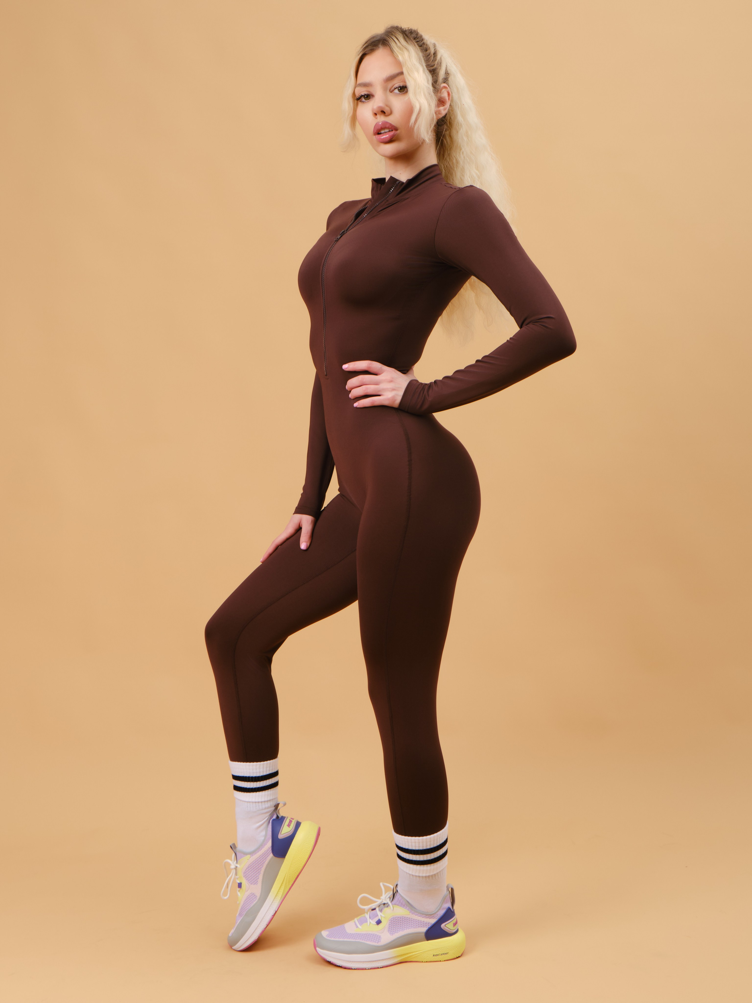 Спортивные костюмы (песочный фон). Фотостудия для Wildberries Ozon