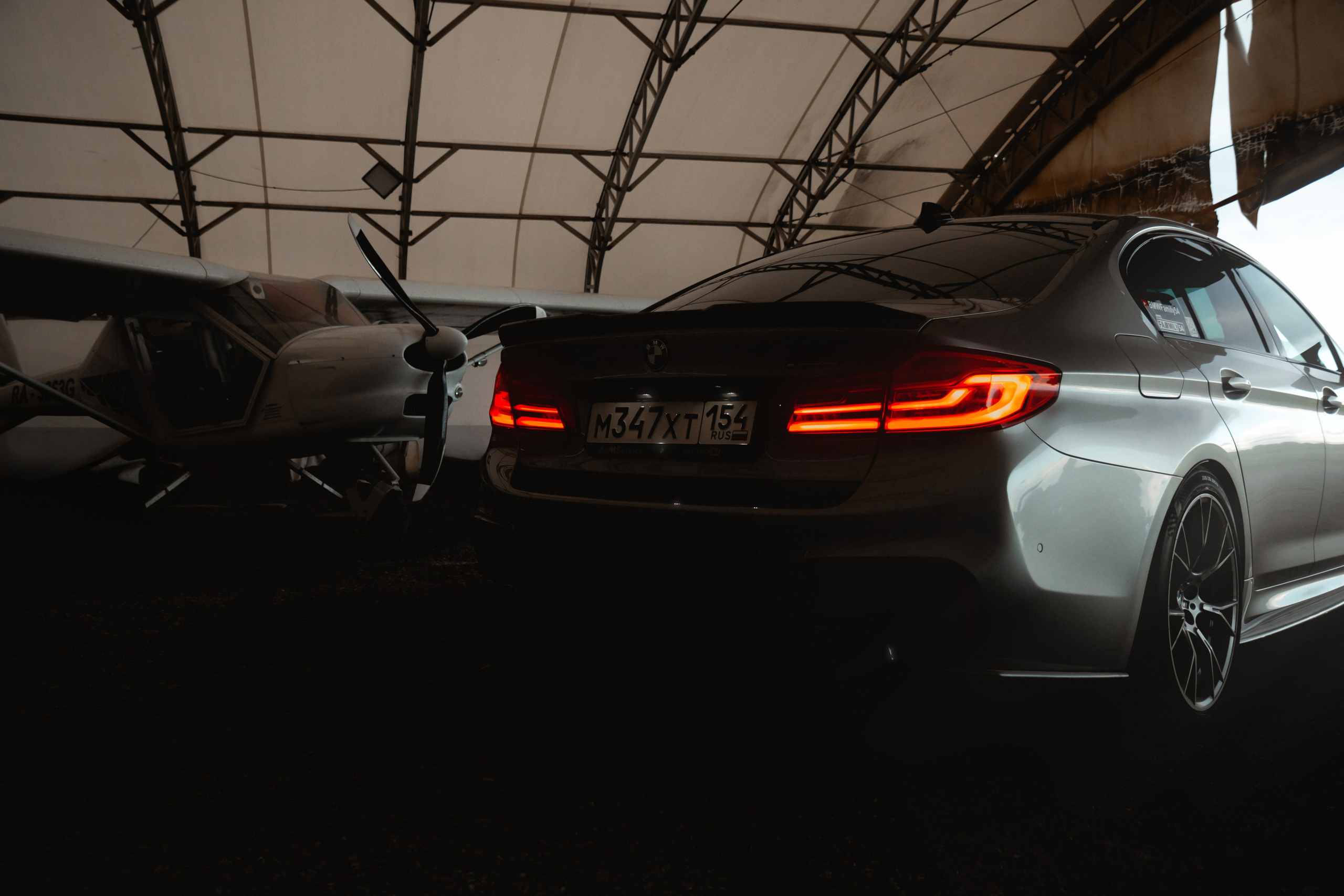 BMW M5 with plane. Автомобильный фотограф и видеограф в Новосибирске|Александра Косухина